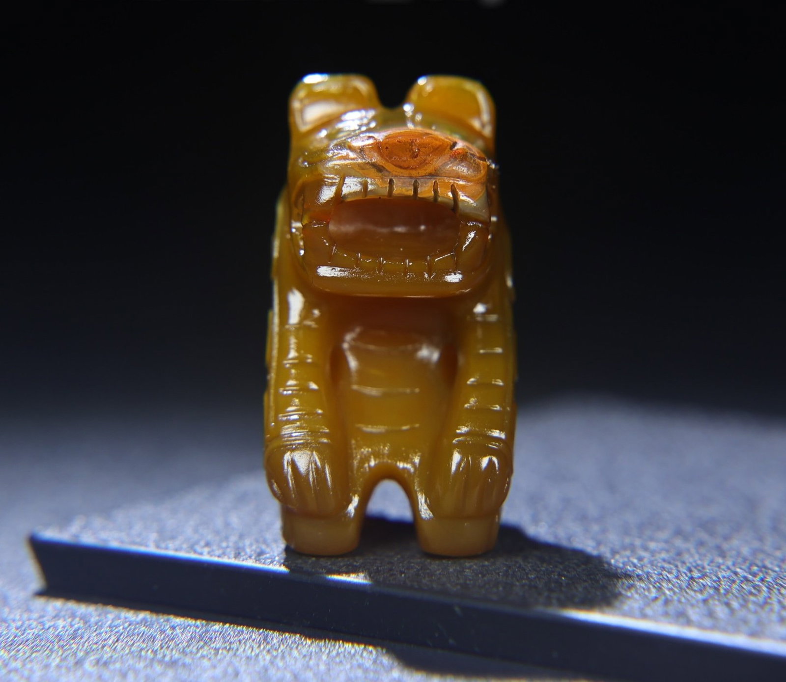 An Exquisite Agate Tiger Hand Piece: An Exquisite Agate Tiger Hand Piece,Qing Dynasty,China,Size:47mmx30mmx25mm,Weight:53g 玛瑙老虎手把件,中国清代