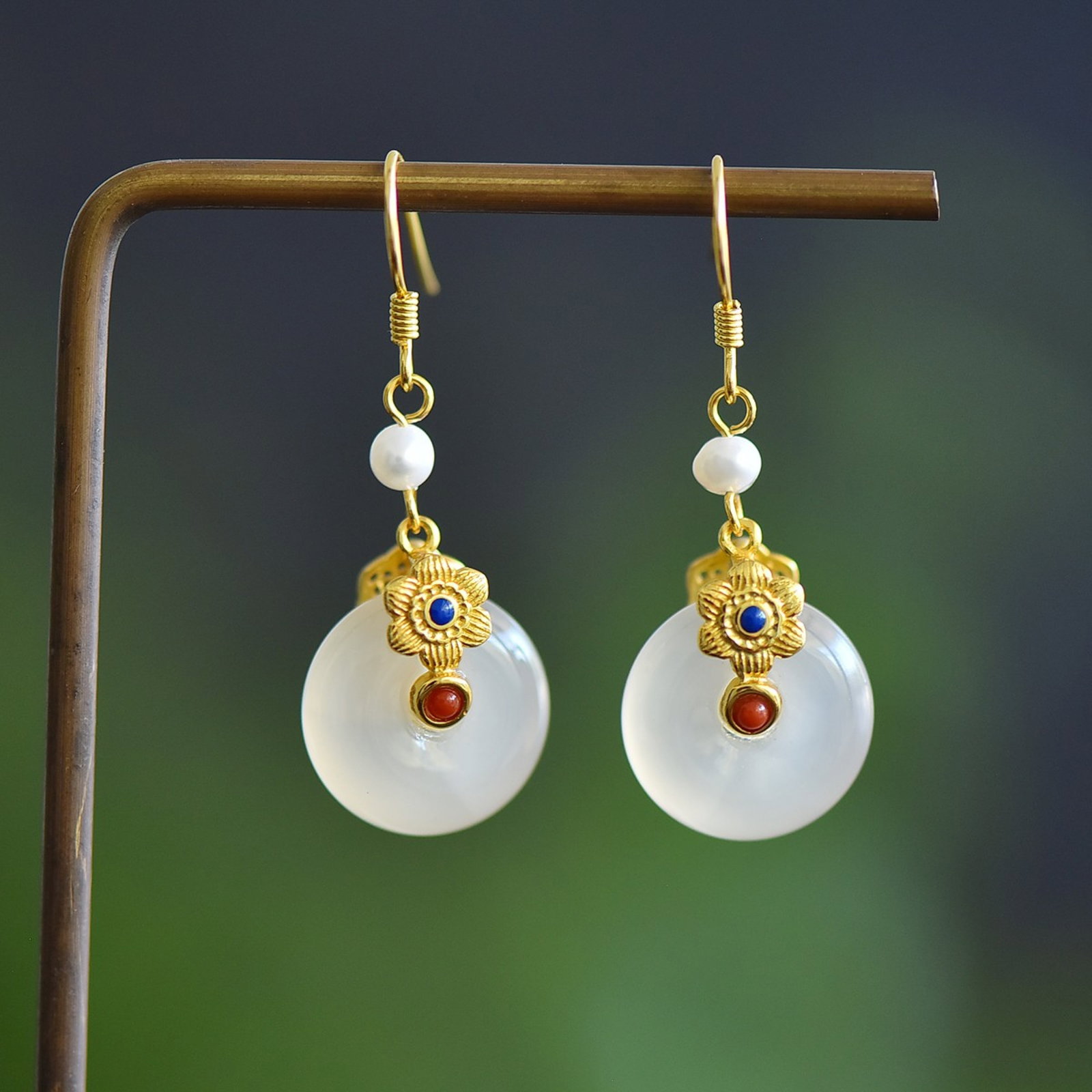 A Pair of Exquisite Sterling Silver-Gold Plated Inlaid Agate Earrings,Inlaid Pearls: A Pair of Exquisite Sterling Silver-Gold Plated Inlaid Agate Earrings,Inlaid Pearls 寓意:平安吉祥,福运连连 