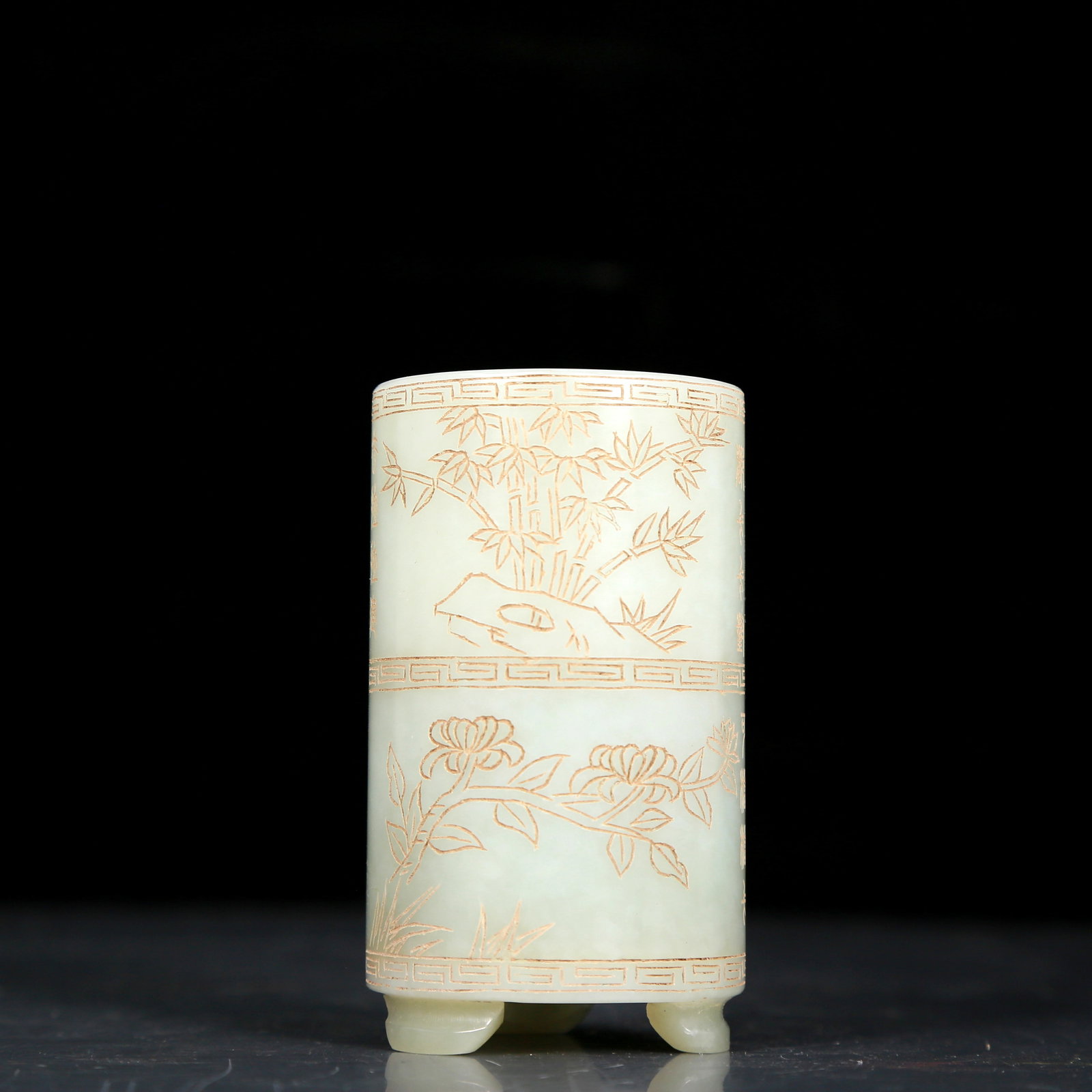 An exquisite white jade flower pattern brush pot: An exquisite white jade brush pot with floral pattern, Qing Dynasty, China, Size: 2.2inx3.5in, Weight: 225g 清代 白玉花卉纹笔筒