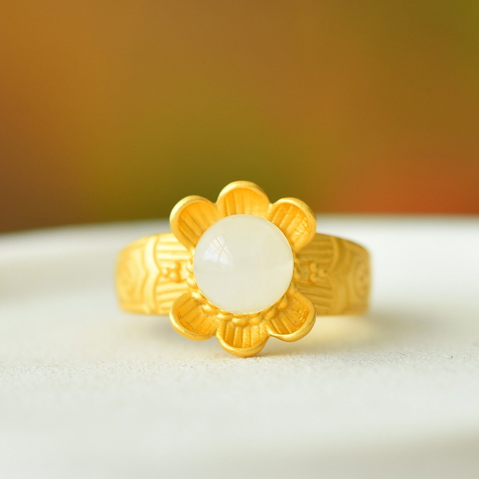 An Exquisite Sterling Silver-Gold Plated Inlaid White Jade Ring: An Exquisite Sterling Silver-Gold Plated Inlaid White Jade Ring,Size:8mmx8mm 纯银镀金镶白玉戒指