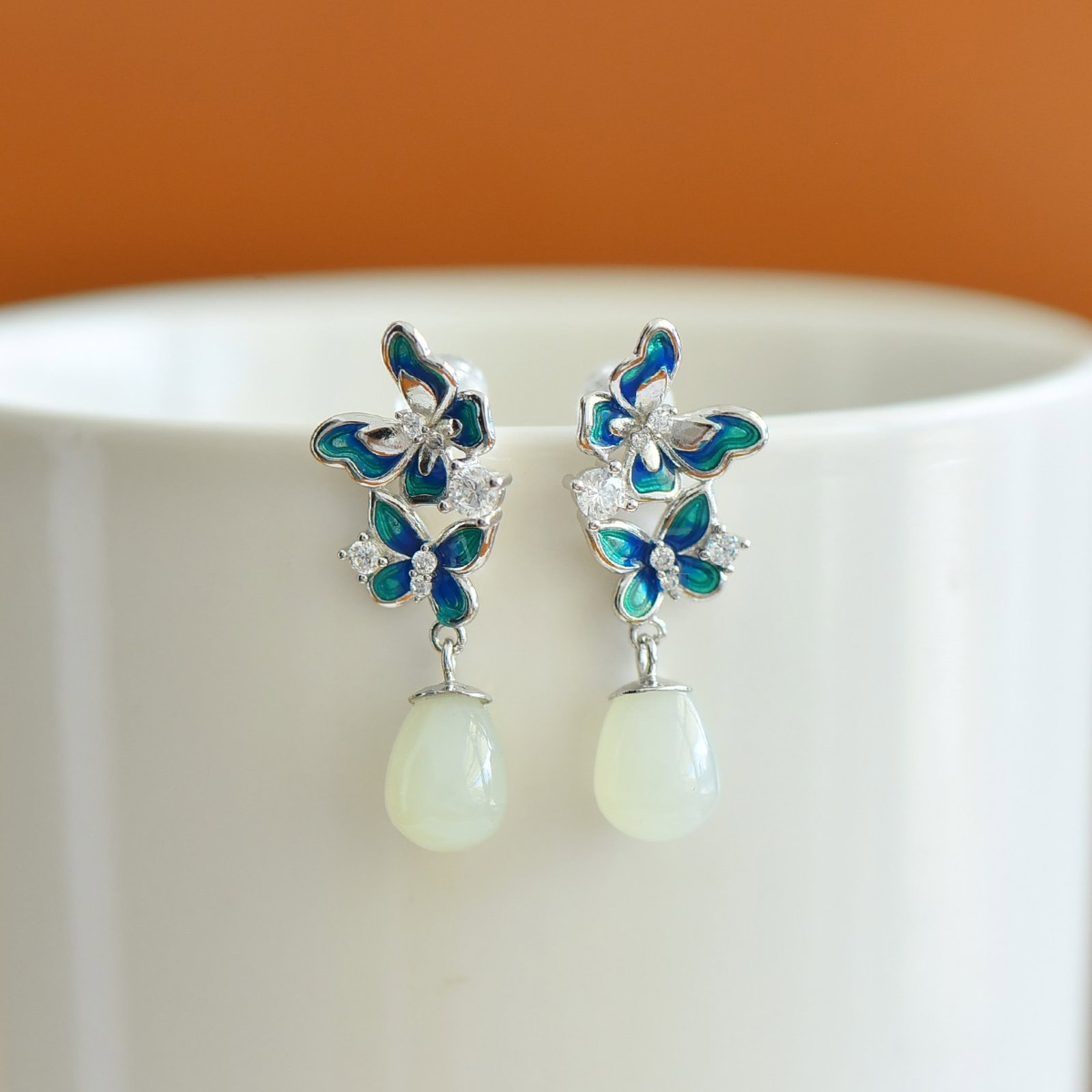 A Pair of Exquisite Sterling Silver Inlaid White Jade Enamel Earrings,Inlaid Gems: A Pair of Exquisite Sterling Silver Inlaid White Jade Enamel Earrings,Inlaid Gems,Size:7mmx9mm 一对精美的纯银镶白玉珐琅耳&