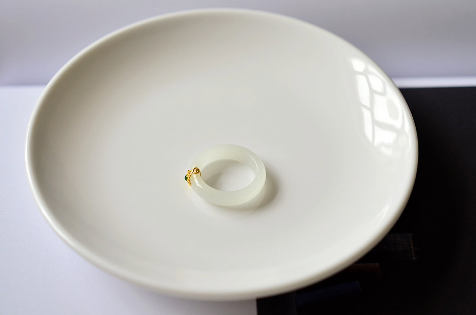 An Exquisite White Jade Ring - 3