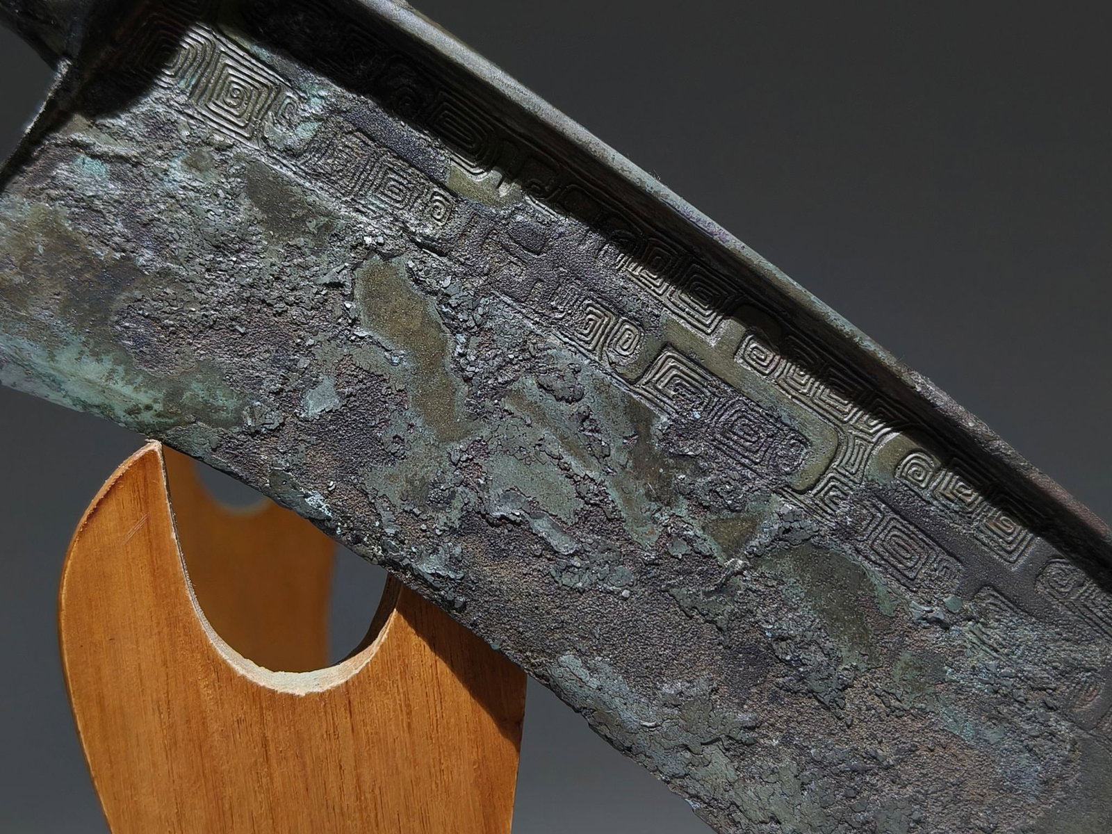 An Archaic Bronze Thunder and Cloud Pattern Machete - 7