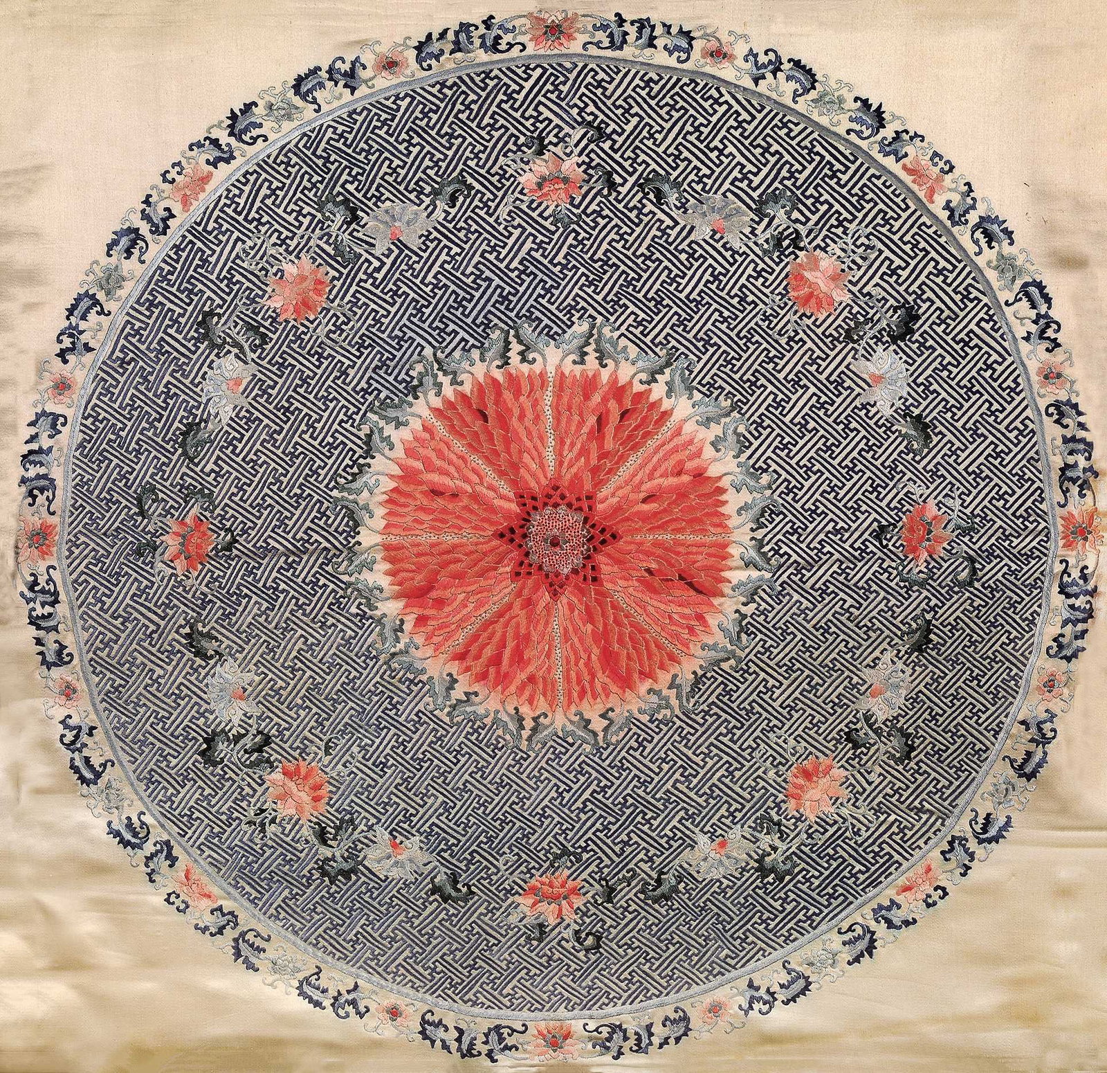 Palace Embroidered 'Swastika' Pattern Baoxiang Flower: The palace embroidery of the Qing Dynasty with the pattern of "卍" is an important symbol in Buddhism, also known as the Lucaswas swastika, which represents the teachings, wisdom and peace of