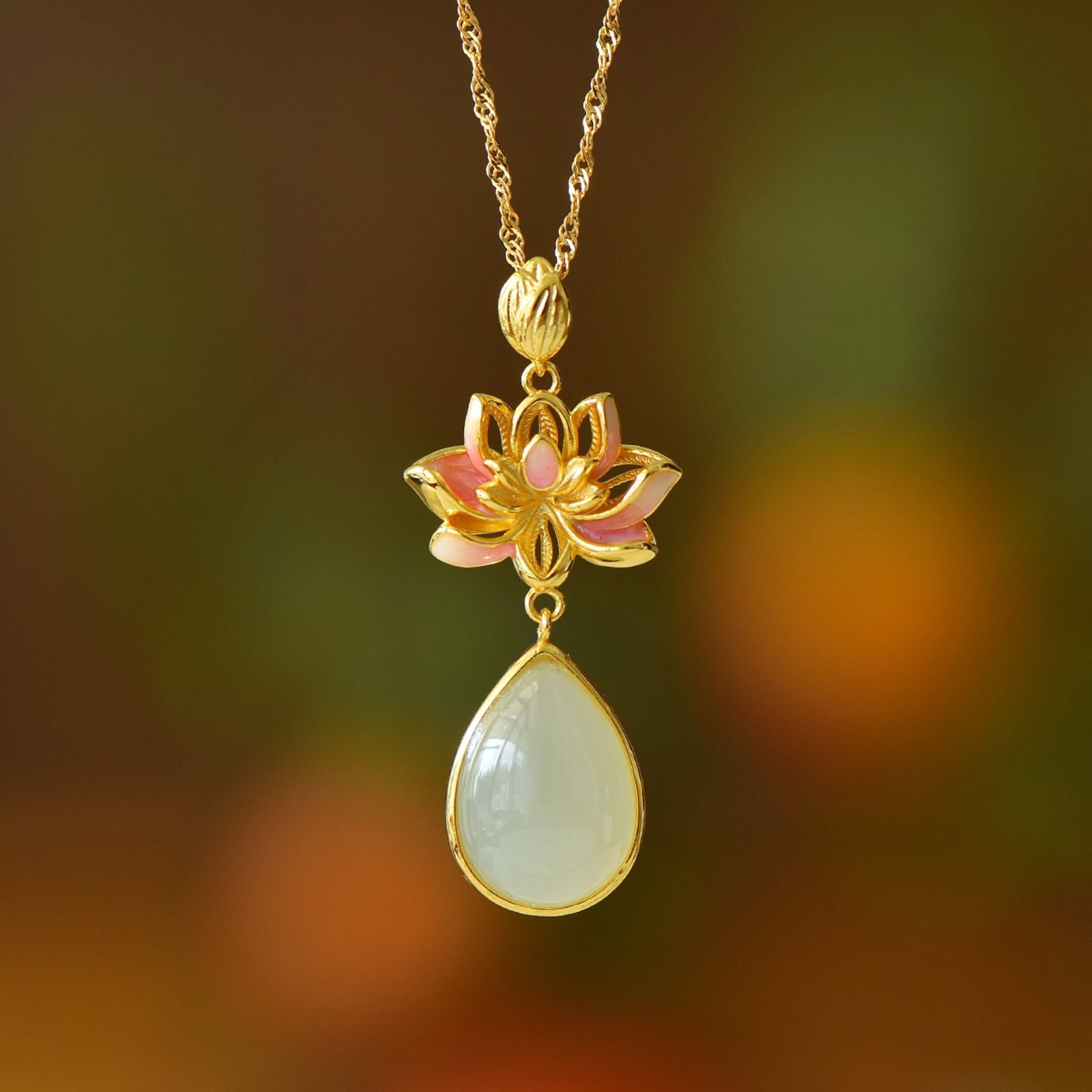An Exquisite Sterling Silver-Gold Plated Inlaid White Jade Pendant: An Exquisite Sterling Silver-Gold Plated Inlaid White Jade Pendant,Size:10mmx14mm 纯银镀金镶白玉吊坠