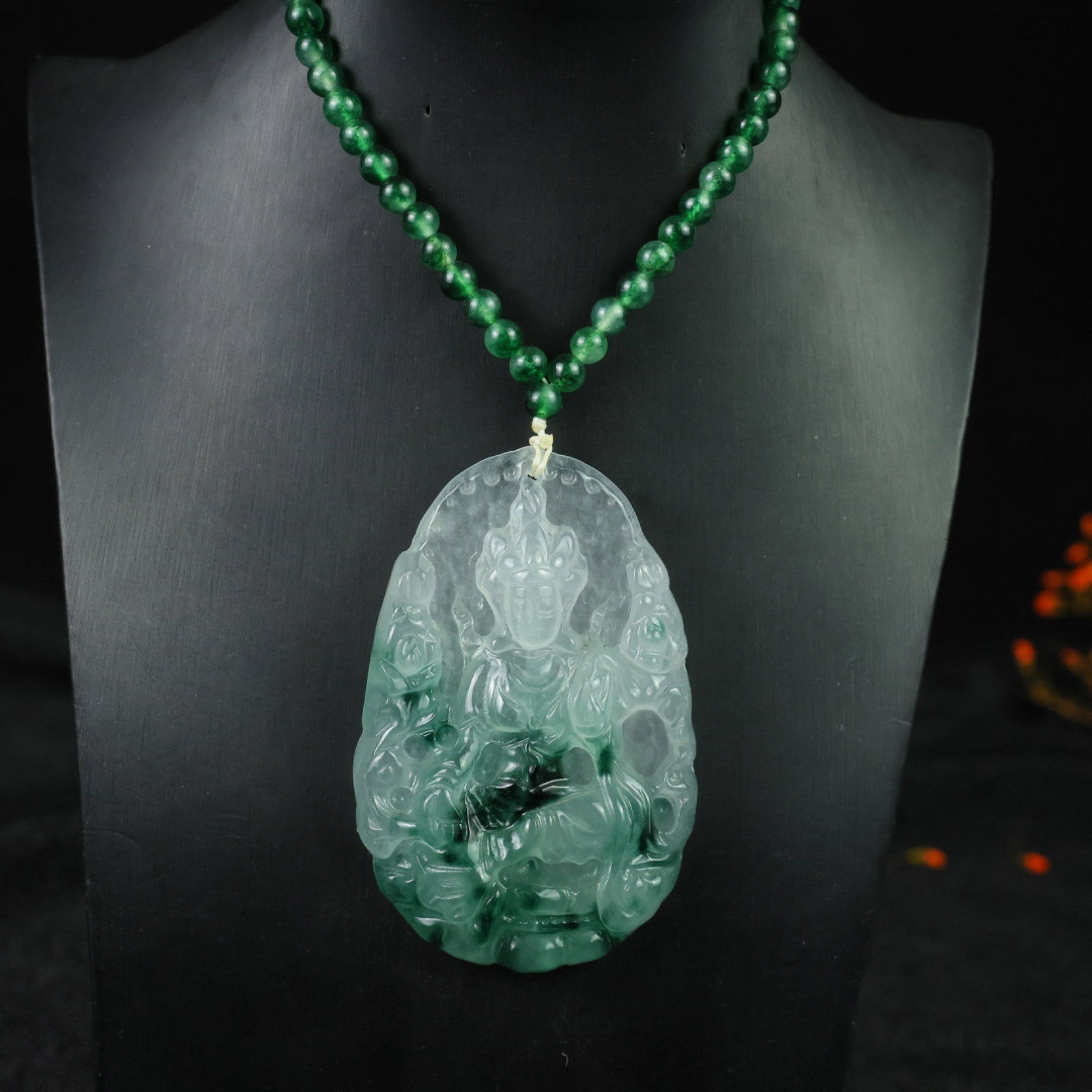 An Exquisite Jadeite Avalokitesvara Pattern Pendant: An Exquisite Jadeite Avalokitesvara Pattern Pendant，Size:87mmx56mmx16mm 翡翠观音像纹挂件