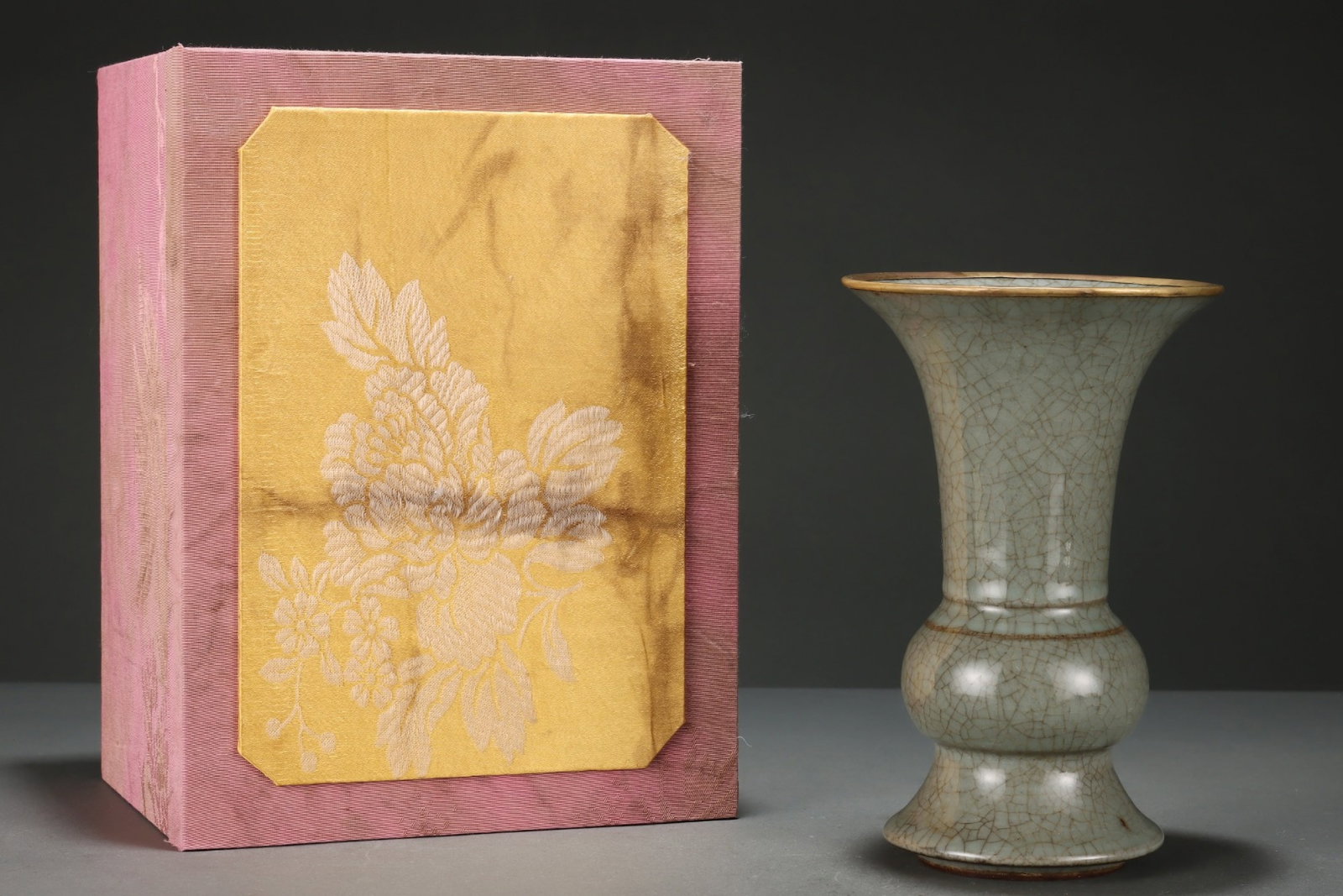 An Exquisite Guan yao Cover with Gold Vase,with an Imperial Poem by Emperor Qianlong: An Exquisite Guan yao Cover with Gold Vase,with an Imperial Poem by Emperor Qianlong,Song Dynasty,China,Size:7.7inx4.9in 