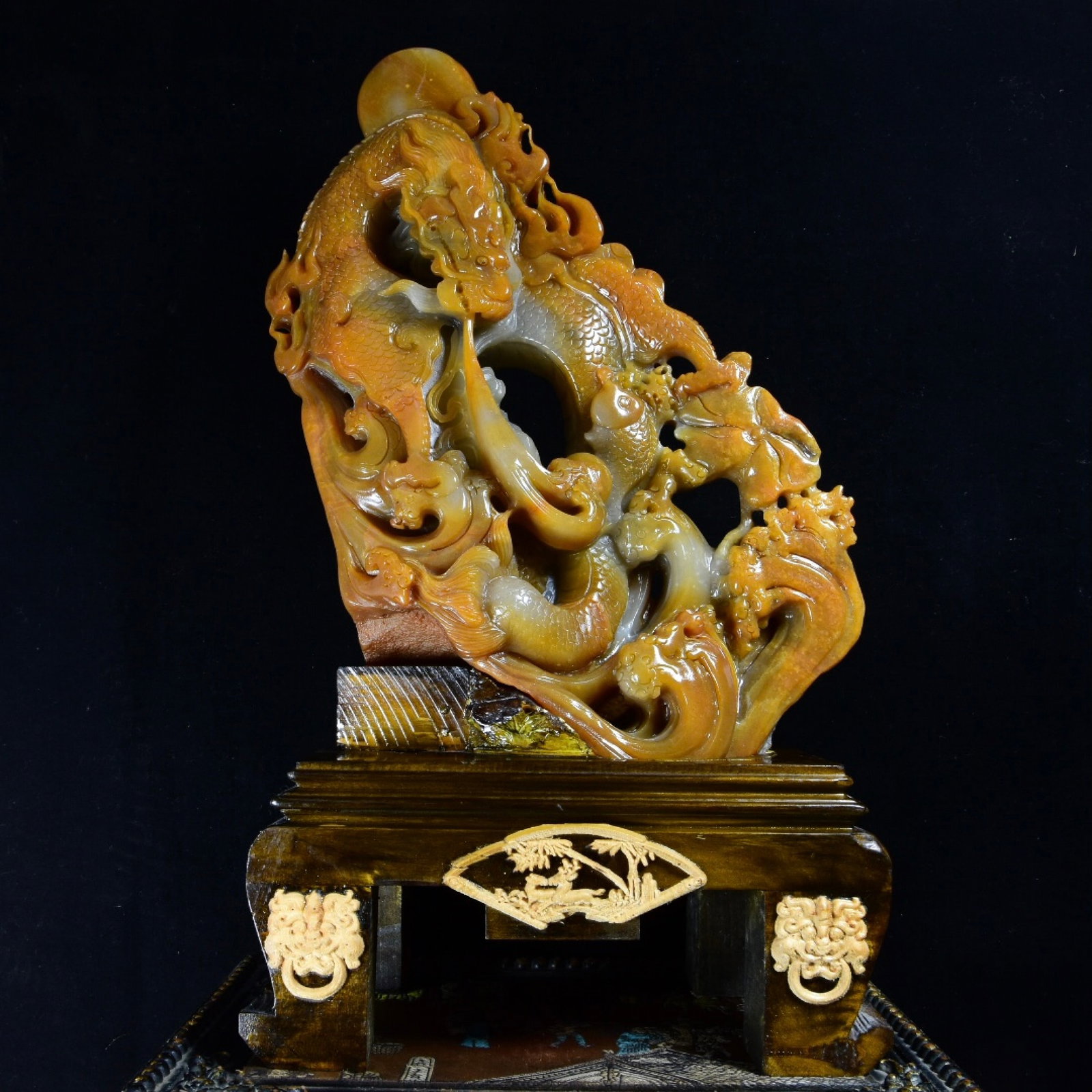 A Huge Tianhuang Stone Dragon Pattern Ornament: A Huge Tianhuang Stone Dragon Pattern Ornament,Qing Dynasty,China,Wu Changshuo Mark,Size:17.5inx11inx3.3in,Weight:4470g 