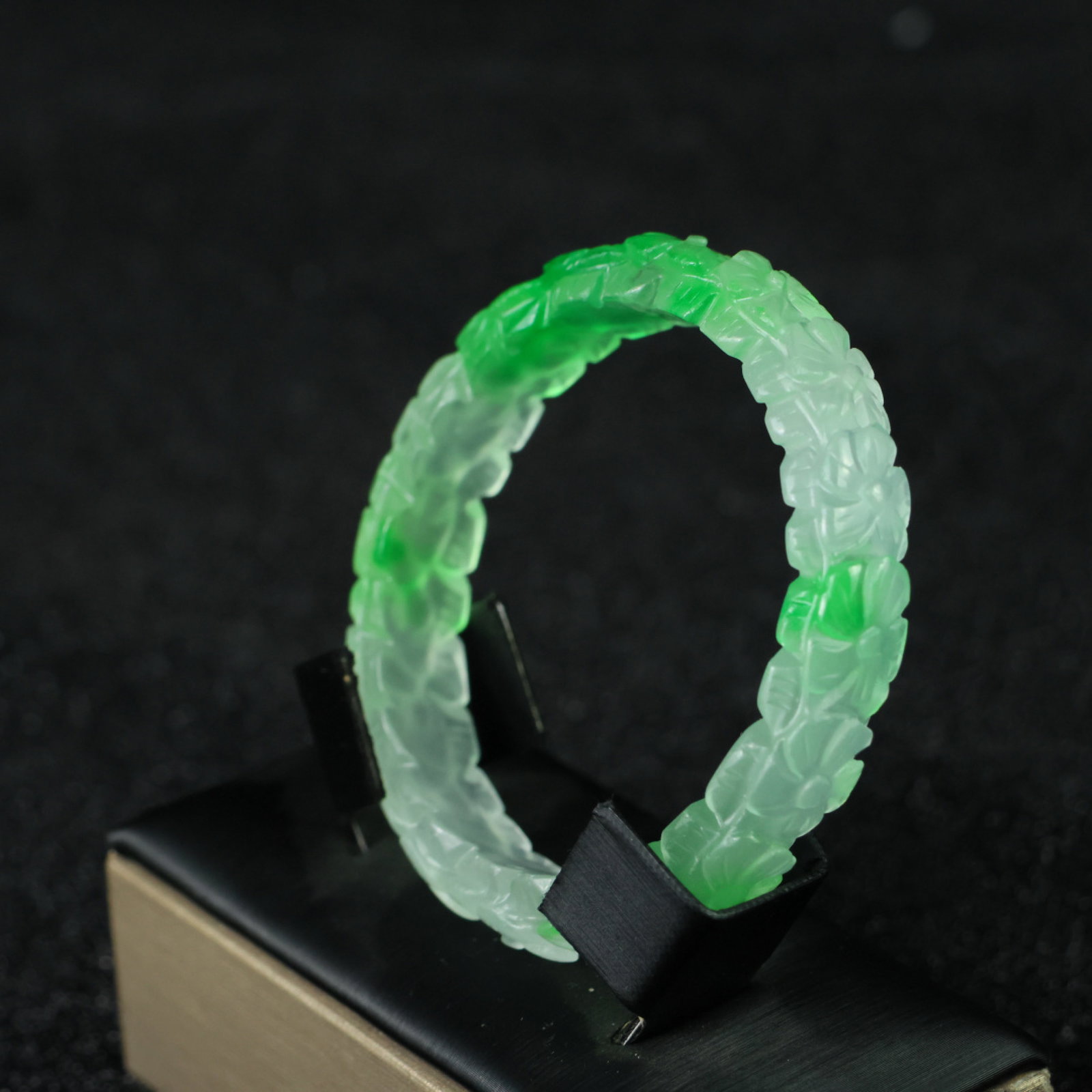 An Exquisite Jadeite Flower Pattern Bracelets - 3