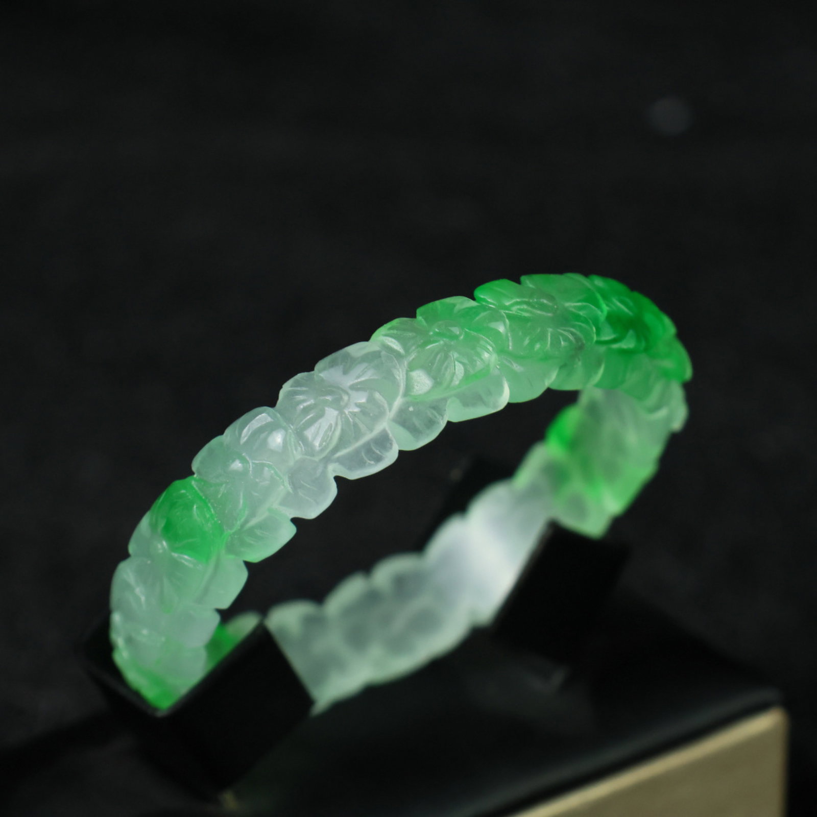 An Exquisite Jadeite Flower Pattern Bracelets - 5