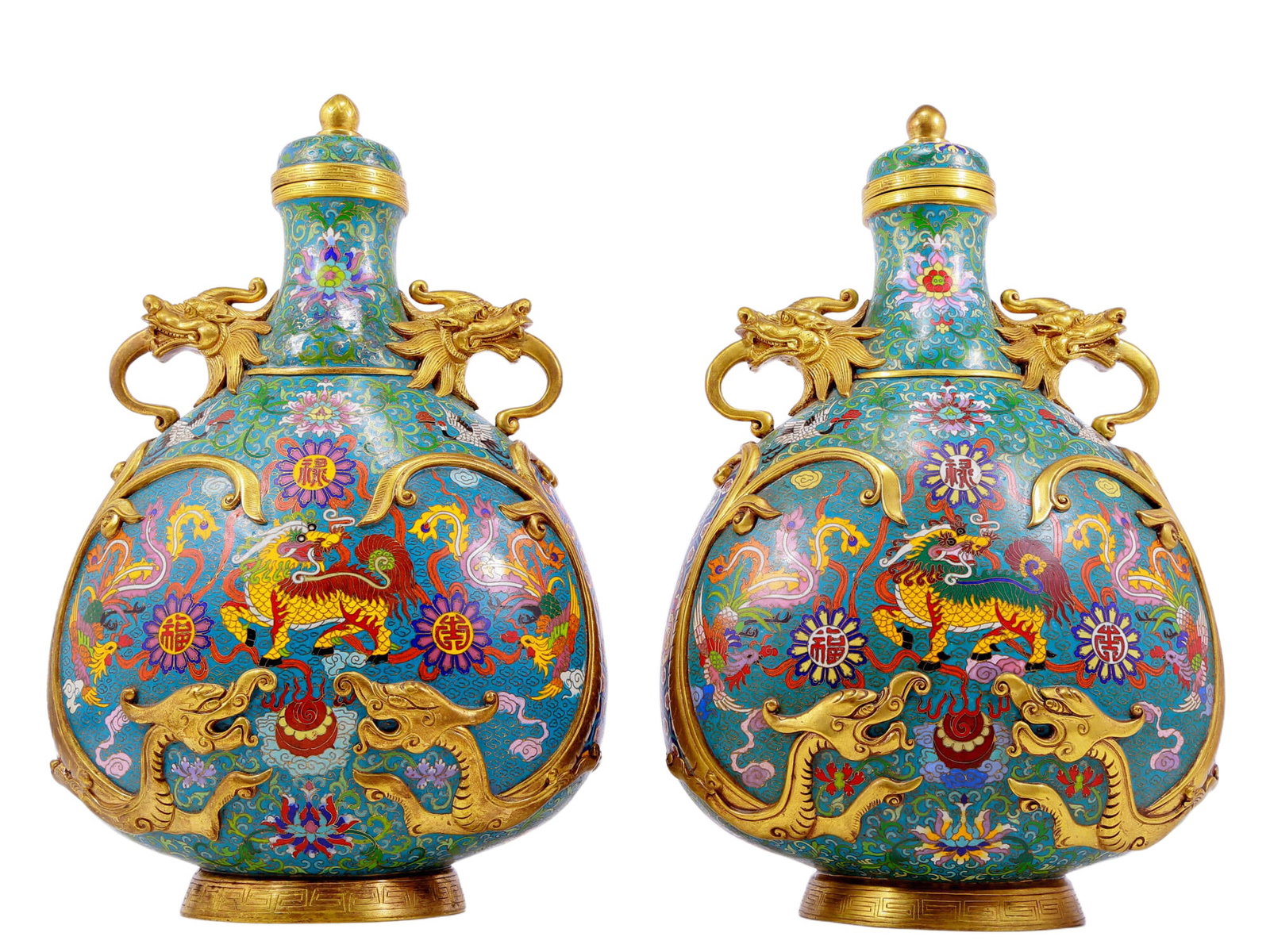 A pair of cloisonné dragon and phoenix pattern vase with double ears with lids: pair of cloisonné dragon and phoenix pattern vase with double ears with lids, four-character Qianlong mark. The application of filigree technology makes the decoration of this collection more det