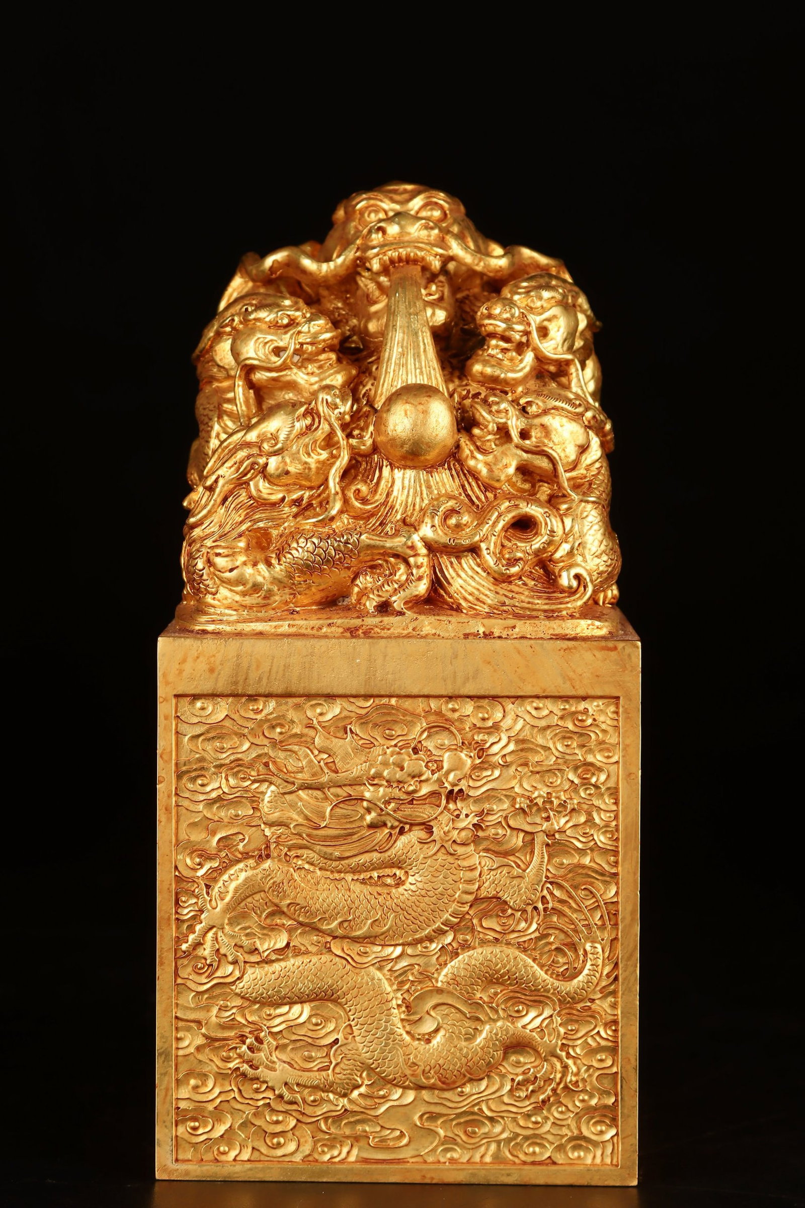 An Exquisite Gilt Bronze Auspicious Cloud and Dragon Pattern Seal (1 of 9)