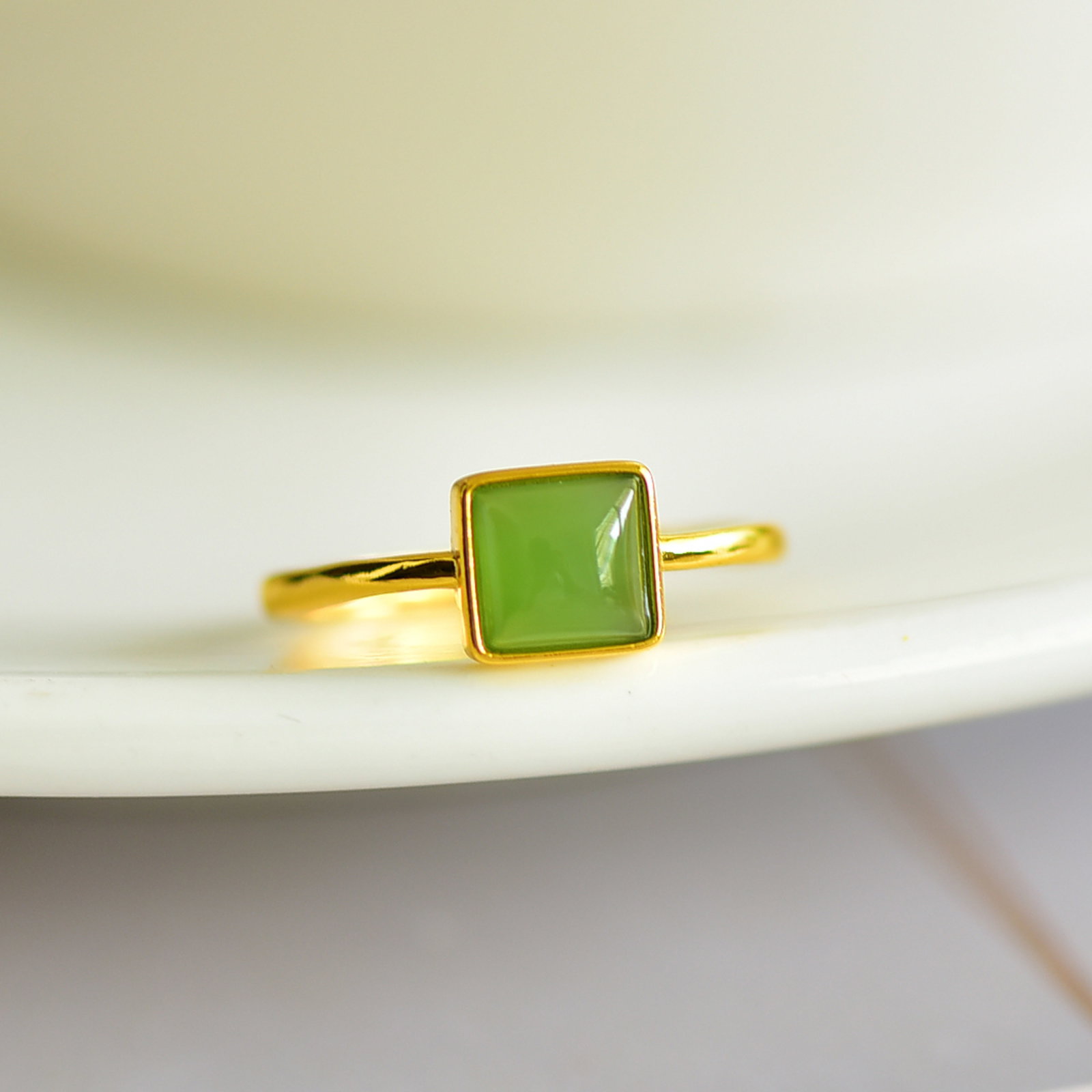 An Exquisite Sterling Silver-Gold Plated Inlaid Jasper Ring: An Exquisite Sterling Silver-Gold Plated Inlaid Jasper Ring,Size:6mmx8mm 一个精美的纯银镀金镶碧玉戒指