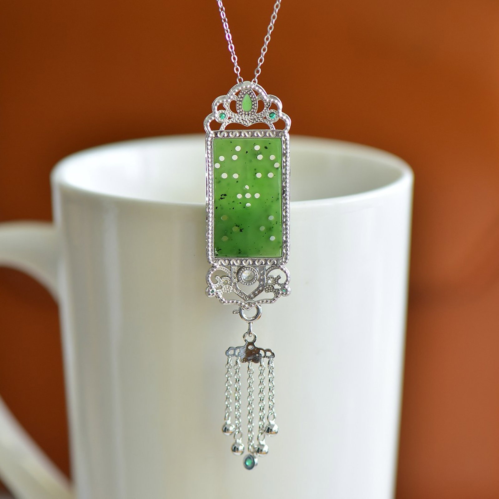 An Exquisite Sterling Silver Inlaid Jasper Pendant: An Exquisite Sterling Silver Inlaid Jasper Pendant,Size:16mmx22mm 纯银镶碧玉吊坠