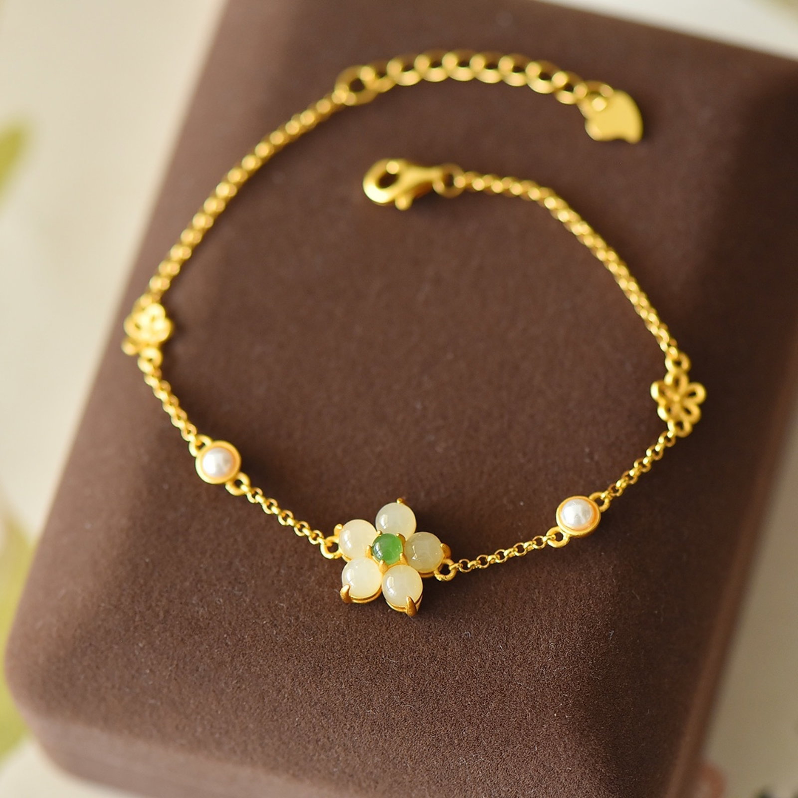 An Exquisite Sterling Silver-Gold Plated Inlaid White Jade Bracelets,Inlaid Pearls: An Exquisite Sterling Silver-Gold Plated Inlaid White Jade Bracelets,Inlaid Pearls,Size:4mmx4mm 纯银镀金镶白玉手链,嵌珍珠