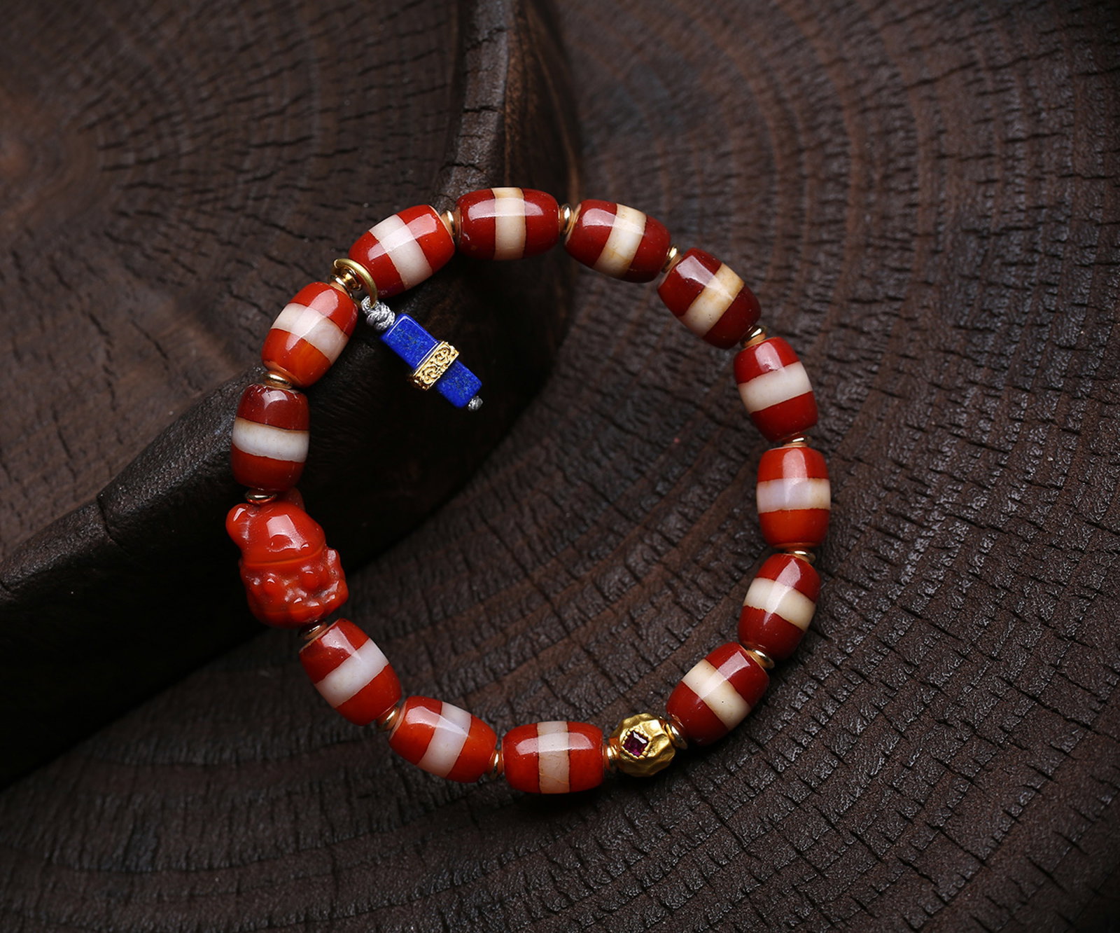 An Exquisite Agate Bracelets: An Exquisite Agate Bracelets,Size:12mmx8mm,Weight:25.1g 玛瑙手串