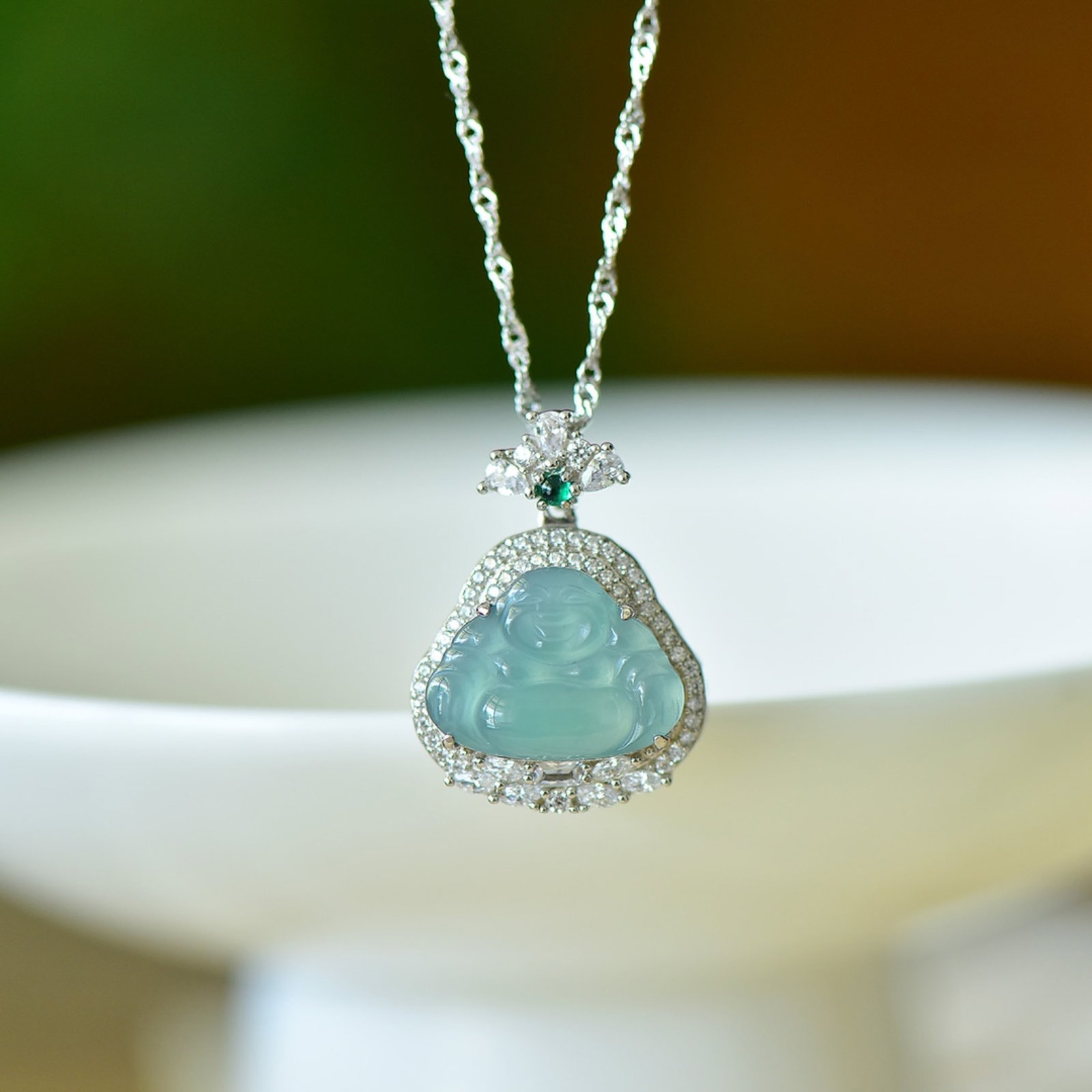 An Exquisite Sterling Silver Inlaid Jadeite Pendant,Inlaid Diamond: An Exquisite Sterling Silver Inlaid Jadeite Pendant,Inlaid Diamond,Size:12mmx16mm 纯银镶翡翠吊坠,嵌钻石