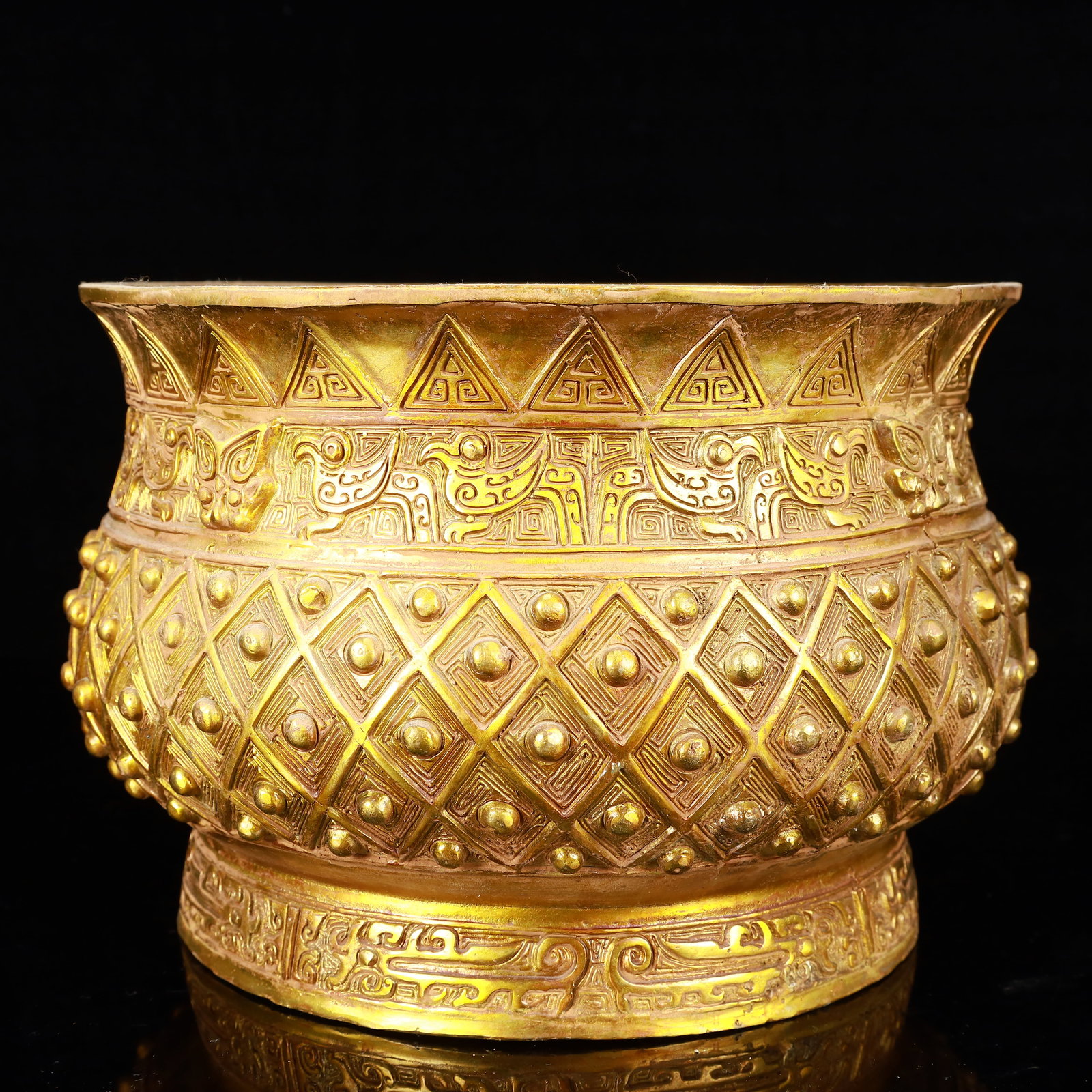 A Rare Gilt Bronze Bird Pattern Jar,With Inscription: A Rare Gilt Bronze Bird Pattern Jar,With Inscription,The Warring States period in China,Size:10.6inx7.1in,Weight:4700g 