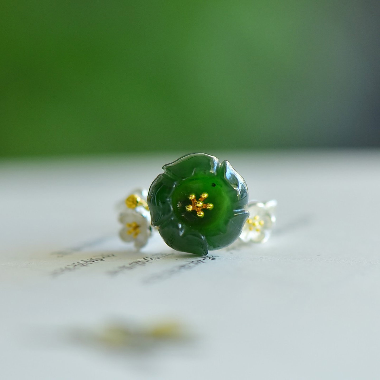 An Exquisite Sterling Silver Inlaid Jasper Ring: An Exquisite Sterling Silver Inlaid Jasper Ring 纯银镶碧玉戒指