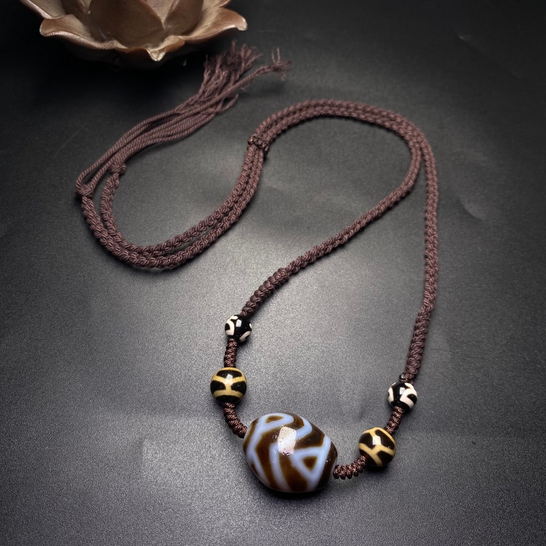 An Exquisite Dzi Bead Pendant: An Exquisite Dzi Bead Pendant,Size:25mmx20mm 天珠挂件