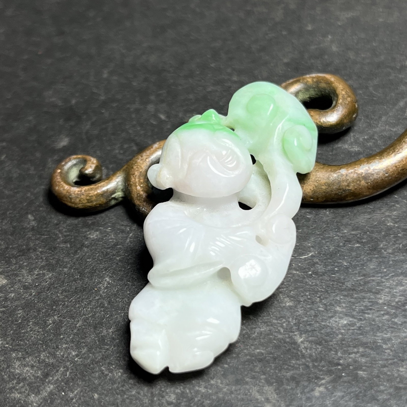 An Exquisite Jadeite Figure Pendant: An Exquisite Jadeite Figure Pendant,Qing Dynasty,China,Size:47mmx10mmx22mm,Weight:13g 翡翠人物固件,中国清代