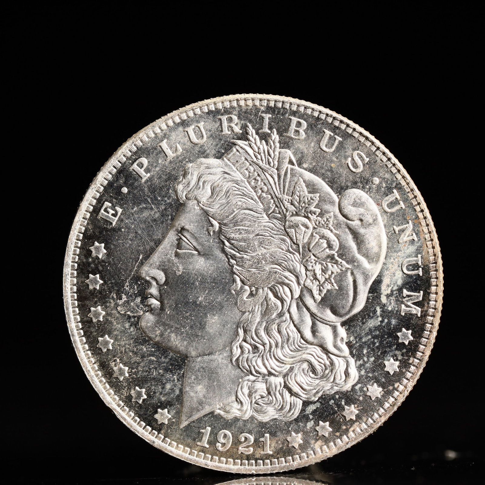 USA Morgan Dollar 1921 Coin: Obv: profile bust with date below and E PLURIBUS UNUM legend and stars around. Rev: eagle with In God we trust above within wreath with UNITED STATES OF AMERICA ONE DOLLAR legend. IN GOD WE TRUST / LI