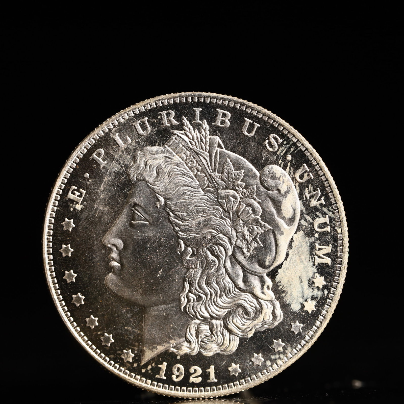 USA Morgan Dollar 1921 Coin: Obv: profile bust with date below and E PLURIBUS UNUM legend and stars around. Rev: eagle with In God we trust above within wreath with UNITED STATES OF AMERICA ONE DOLLAR legend. IN GOD WE TRUST / LI