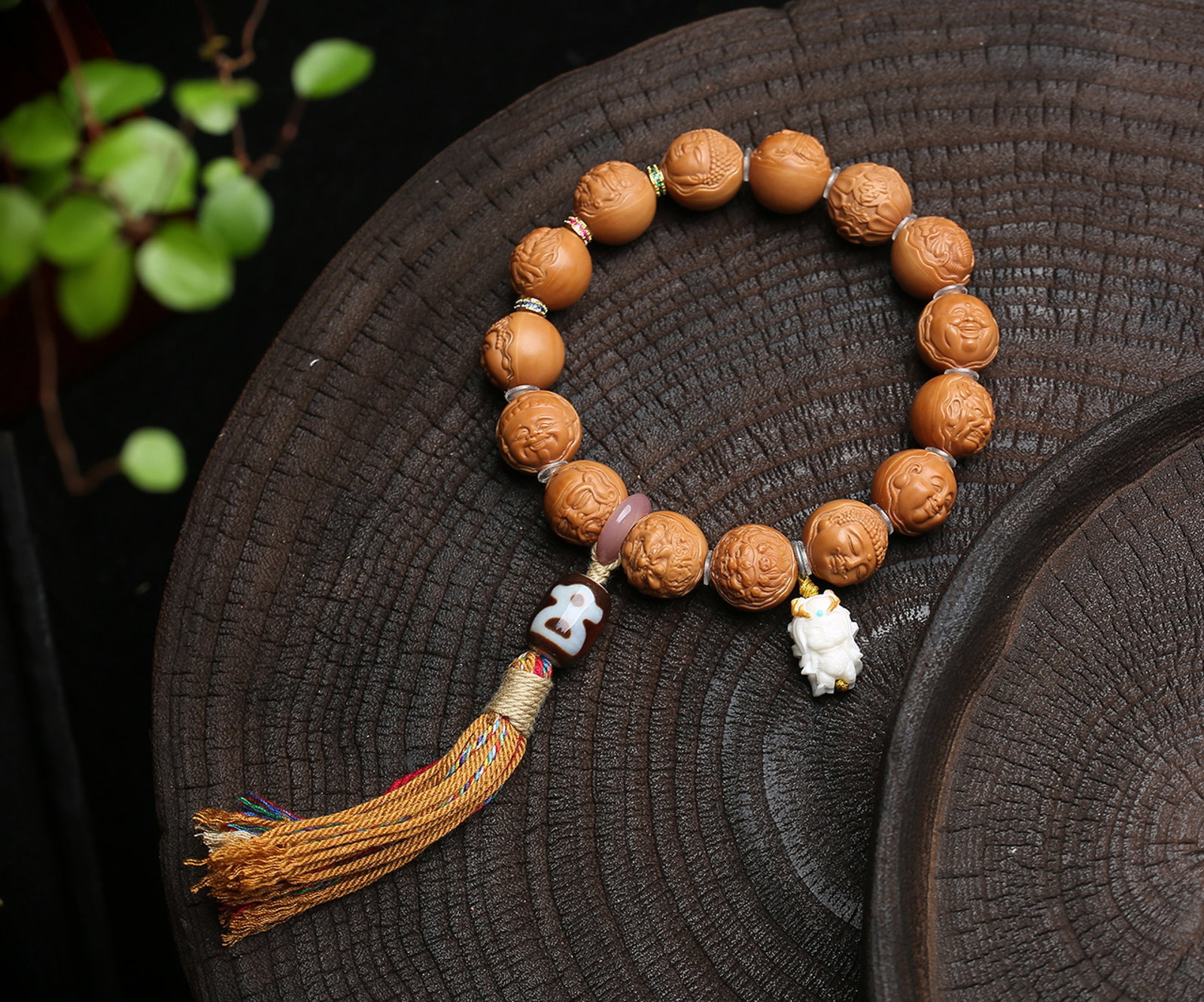 An Exquisite Walnut Buddha-Face Pattern Bracelets - 2