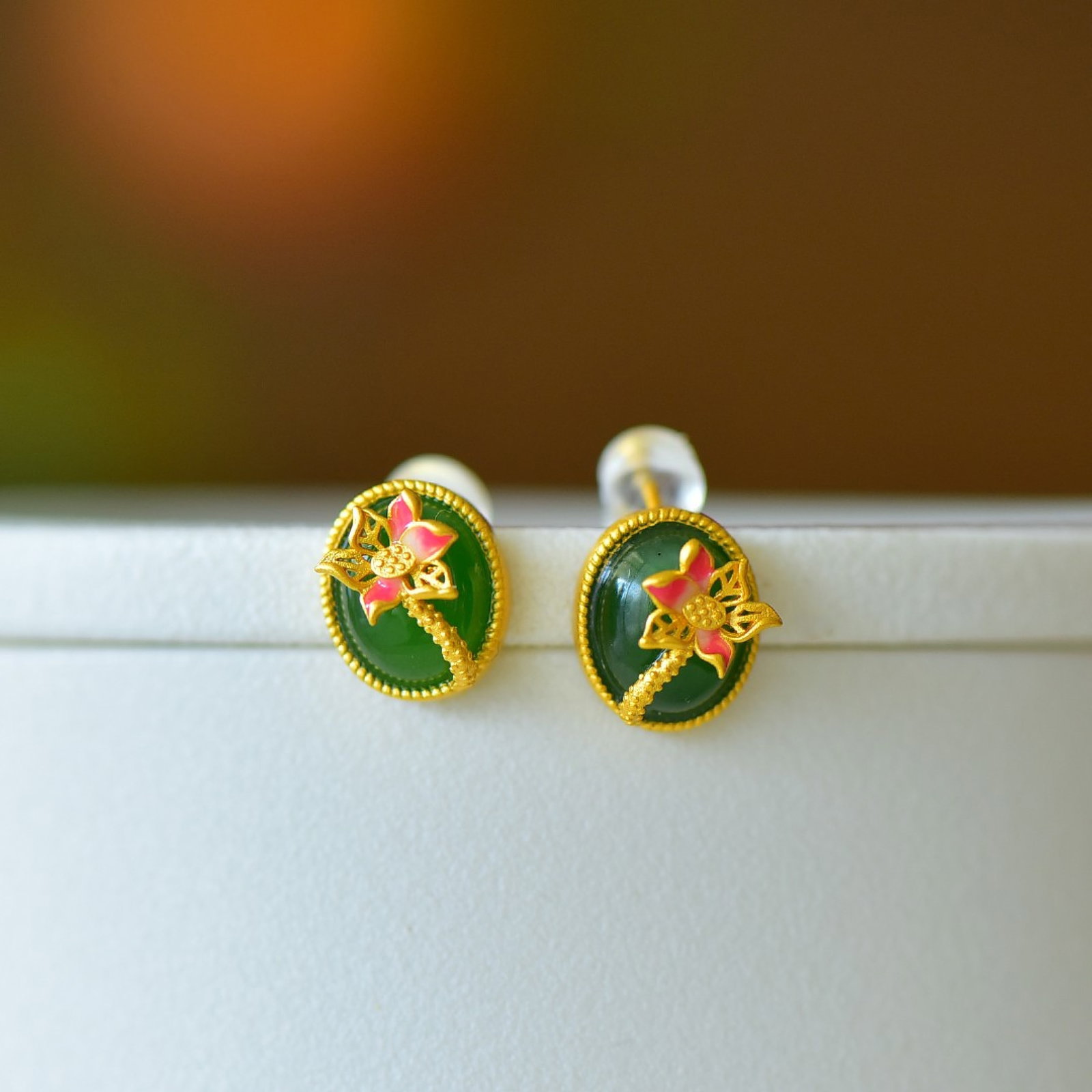 A Pair of Exquisite Sterling Silver-Gold Plated Inlaid Jasper Earrings: A Pair of Exquisite Sterling Silver-Gold Plated Inlaid Jasper Earrings 一对纯银镀金镶碧玉耳钉