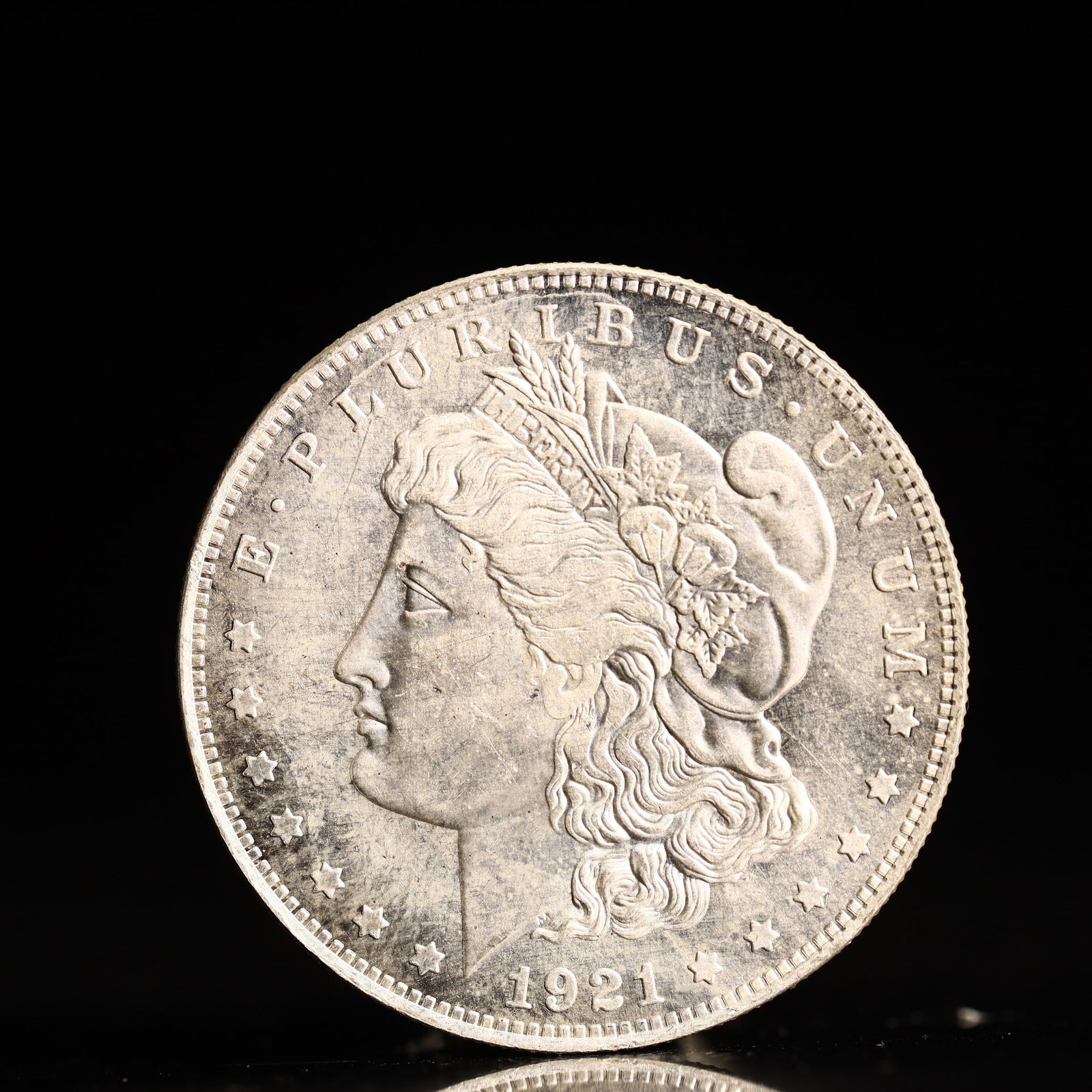 USA Morgan Dollar 1921 Coin: Obv: profile bust with date below and E PLURIBUS UNUM legend and stars around. Rev: eagle with In God we trust above within wreath with UNITED STATES OF AMERICA ONE DOLLAR legend. IN GOD WE TRUST / LI