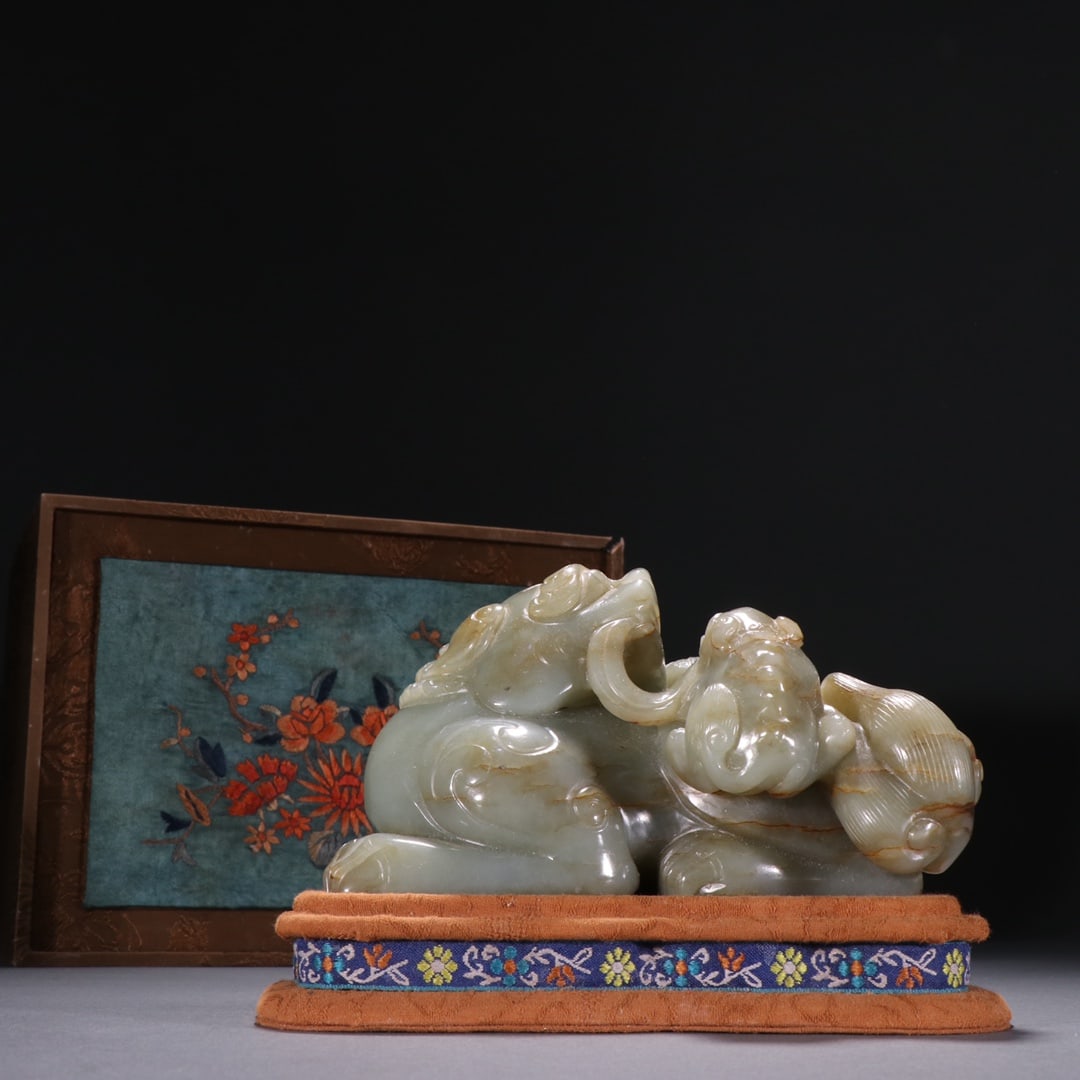 An Exquisite White Jade Auspicious Beast Ornament: An Exquisite White Jade Auspicious Beast Ornament,Qing Dynasty, China,Size:5.9inx3.5in,Weight:1479g 白玉瑞兽摆件,中国清代