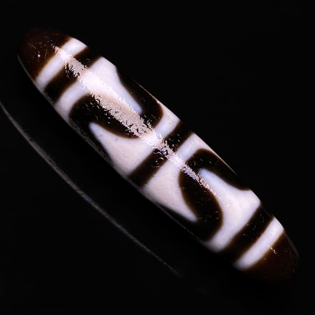 An Exquisite Dzi Bead Pendant: An Exquisite Dzi Bead Pendant,Size:49mmx11mm,Weight:9.6g 天珠挂件