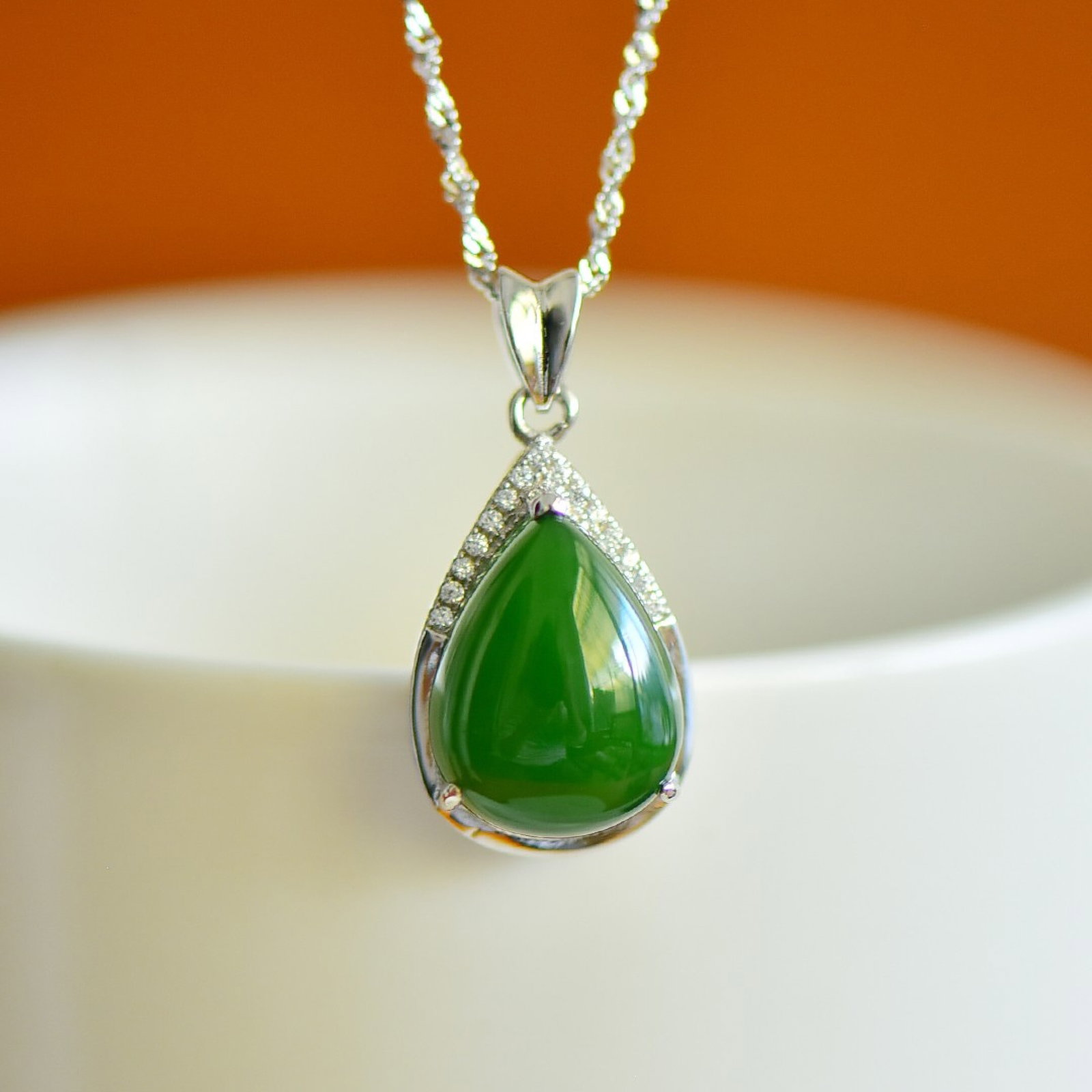 An Exquisite Sterling Silver Inlaid Jasper Pendant,Inlaid Diamonds: An Exquisite Sterling Silver Inlaid Jasper Pendant,Inlaid Diamonds,Size:12mmx16mm 纯银镶碧玉吊坠,嵌钻石