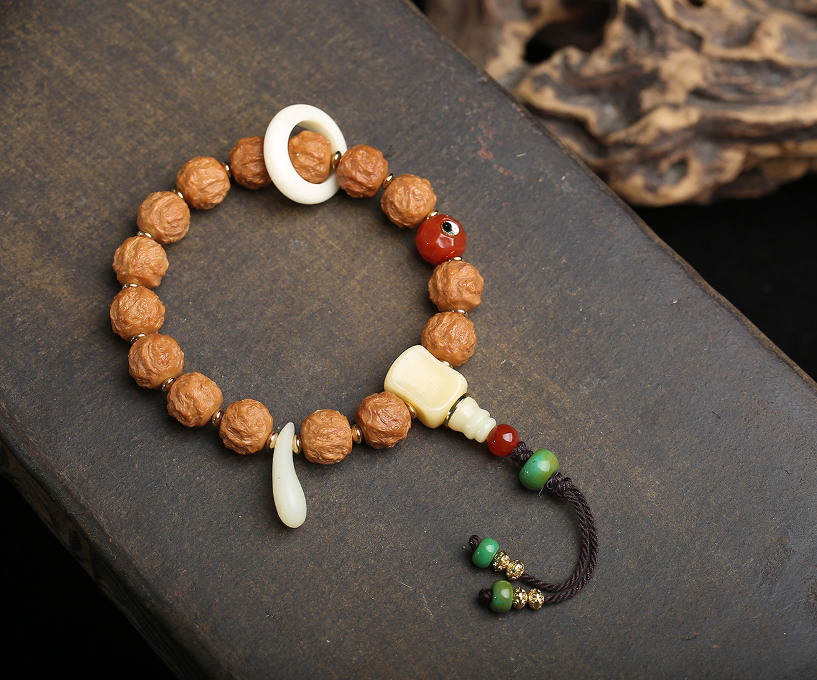 An Exquisite Walnut Bracelets: An Exquisite Walnut Bracelets,Size:11mmx10mm,Weight:23g 核桃手串