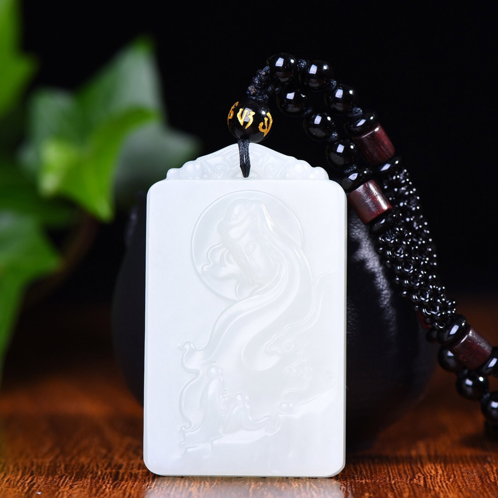 An Exquisite White Jade Avalokitesvara Pattern Pendant: An Exquisite White Jade Avalokitesvara Pattern Pendant,Size:36mmx60mm (寓意)吉祥 佛光普照 诸事顺遂 