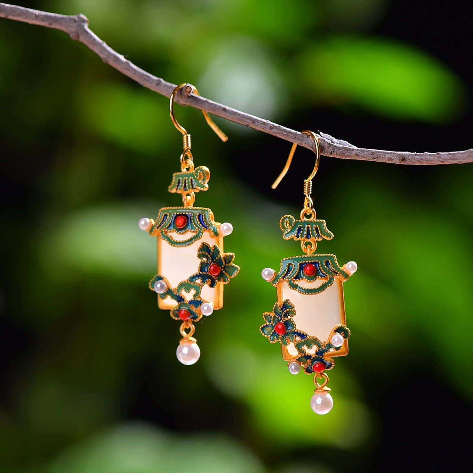 A Pair of Exquisite Sterling Silver-Gold Plated Inlaid White Jade Enamel Earrings,Inlaid Pearl: A Pair of Exquisite Sterling Silver-Gold Plated Inlaid White Jade Enamel Earrings,Inlaid Pearl,Size:10mmx14mm 