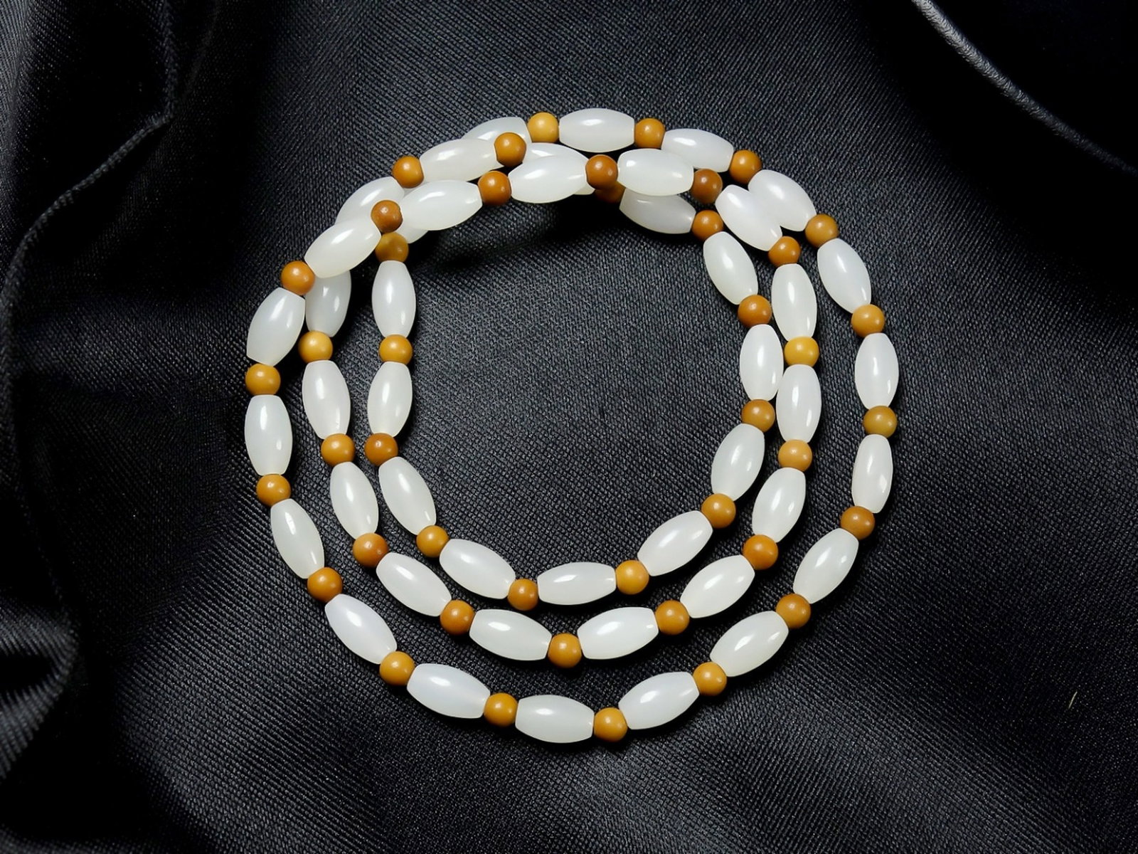 An Exquisite White Jade Bracelets: An Exquisite White Jade Bracelets,Size:(bead)5mmx9mm 白玉手链