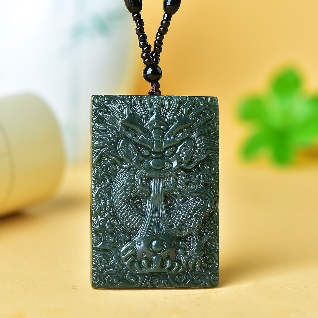 An Exquisite Sapphire Auspicious Cloud and Dragon Pattern Pendant: An Exquisite Sapphire Auspicious Cloud and Dragon Pattern Pendant,Size:40mmx60mm 寓意:纳福.辟邪.代表吉祥 