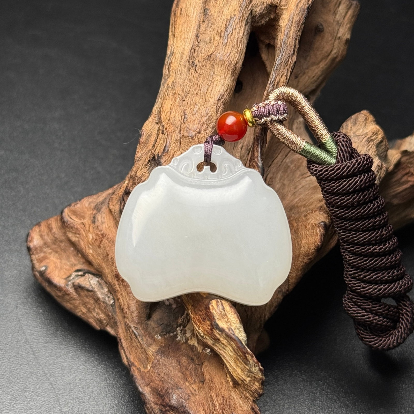 An Exquisite White Jade Pendant: An Exquisite White Jade Pendant,Qing Dynasty,China,Size:35mmx31mmx11mm,Weight:26g 白玉挂件,中国清代