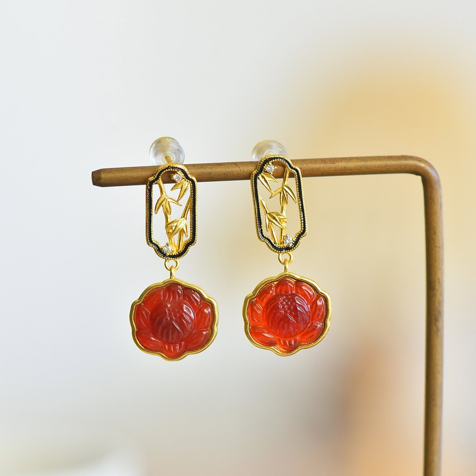 A Pair of Exquisite Sterling Silver-Gold Plated Inlaid Agate Earrings: A Pair of Exquisite Sterling Silver-Gold Plated Inlaid Agate Earrings,Size:11mmx12mm 一对纯银镀金镶玛瑙耳环