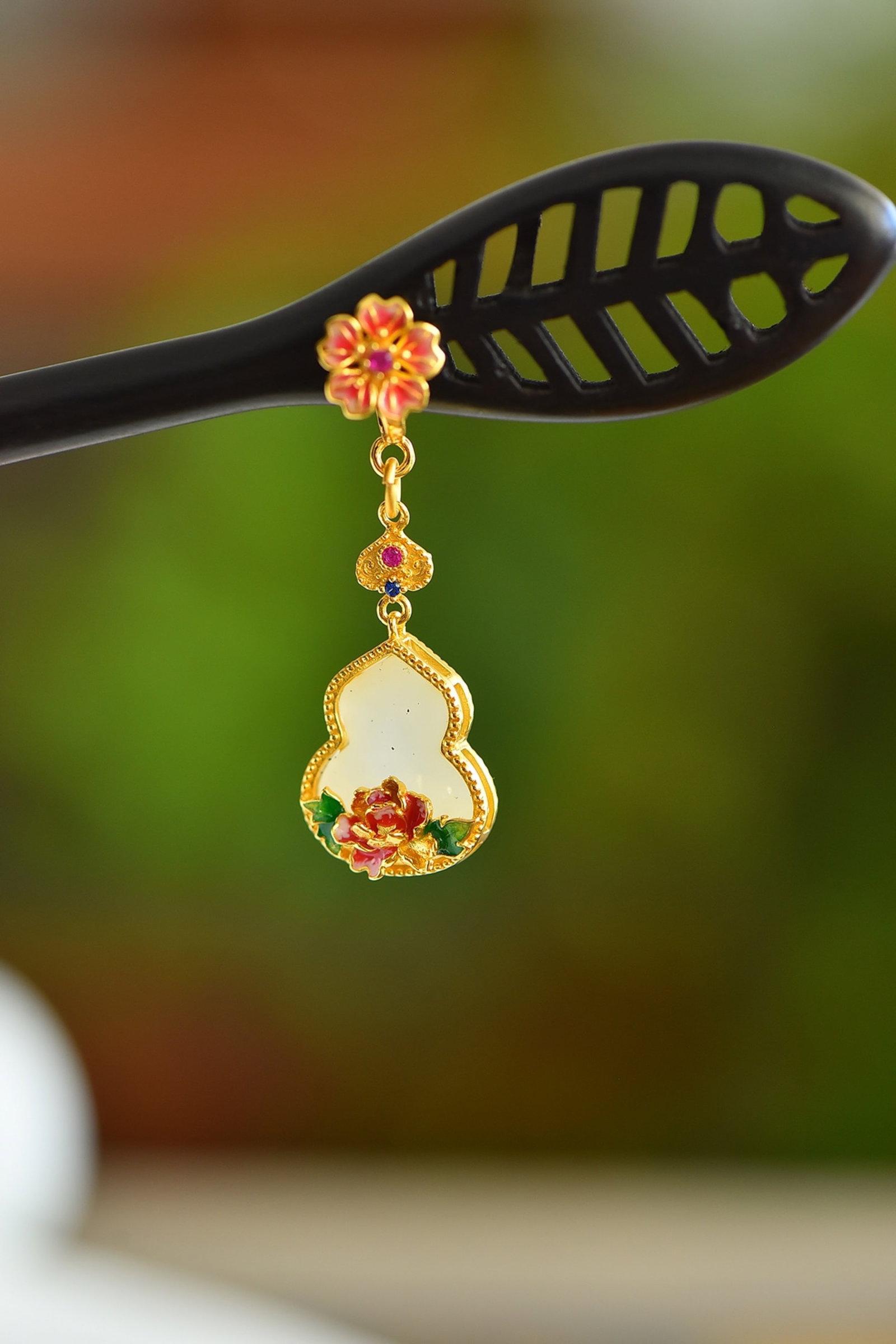 An Exquisite Sterling Silver-Gold Plated Inlaid White Jade Ebony Gourd Hairpin: An Exquisite Sterling Silver-Gold Plated Inlaid White Jade Ebony Gourd Hairpin 纯银镀金镶白玉黑檀木葫芦发簪