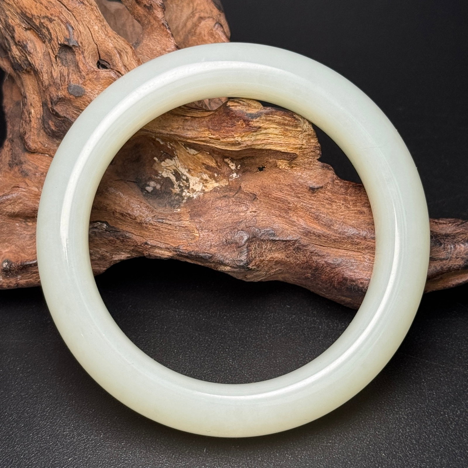 An Exquisite White Jade Bracelets: An Exquisite White Jade Bracelets,Qing Dynasty,China,Size:54mmx73mmx13mm,Weight:63g 白玉手镯,中国清代