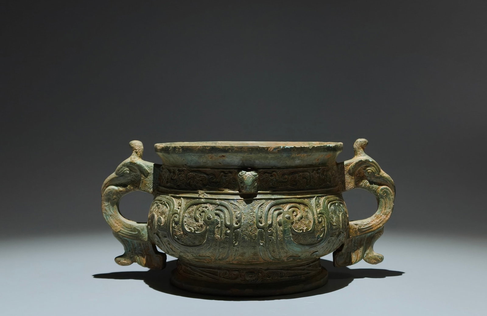 An Archaic Bronze Phoenix Pattern Phoenix-Ears Food Vessel (1 of 9)
