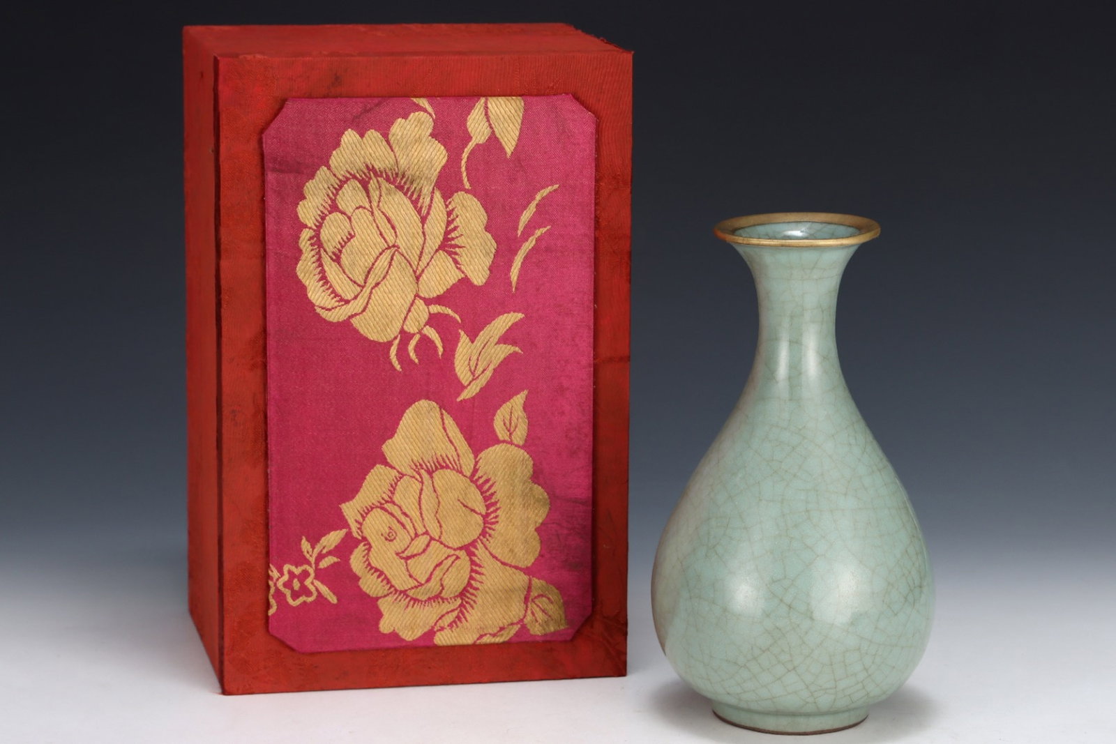 An Exquisite Guan yao Celadon Glazed Cover with Gold Vase: An Exquisite Guan yao Celadon Glazed Cover with Gold Vase,Song Dynasty,China,Royal Court 款,Size:9.3inx5.3in 