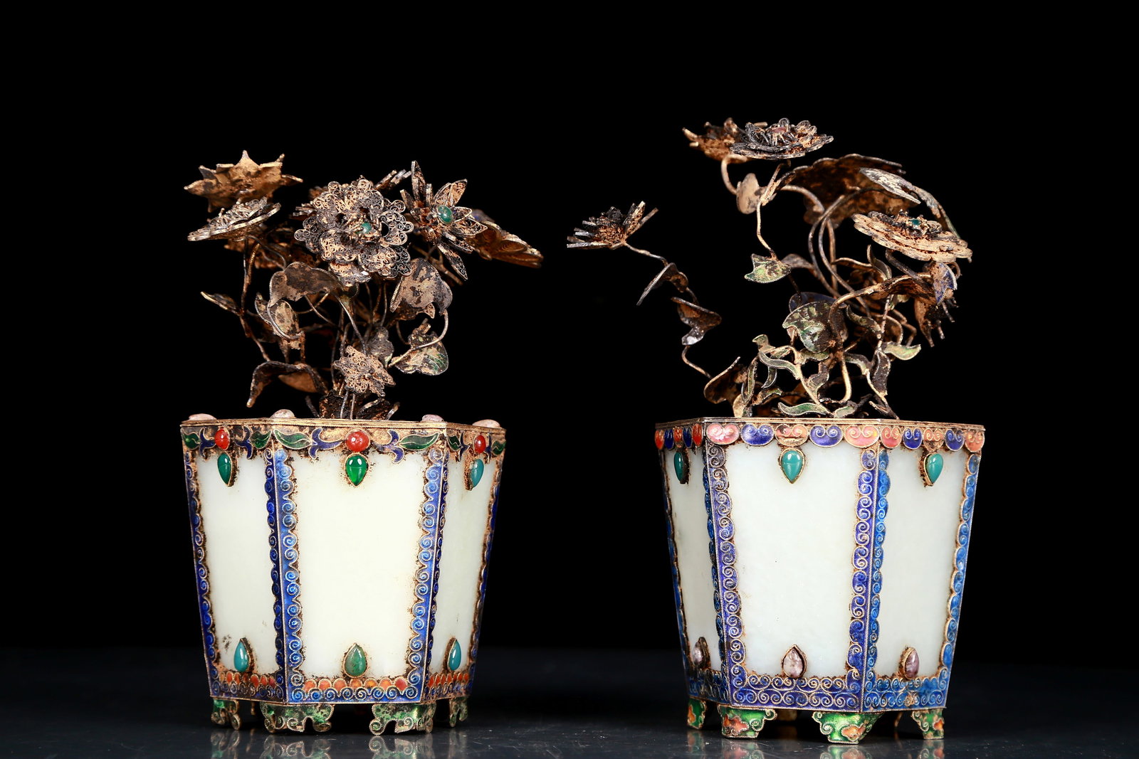 A pair of exquisite white jade-covered silver-gilt flowerpot ornaments: A pair of exquisite white jade and silver-gilt flower pots, inlaid with gems, Qing Dynasty, China, Qianlong four-character mark, Size: 3.9inx7.5in, Weight: 1065g 清代 乾隆Þ