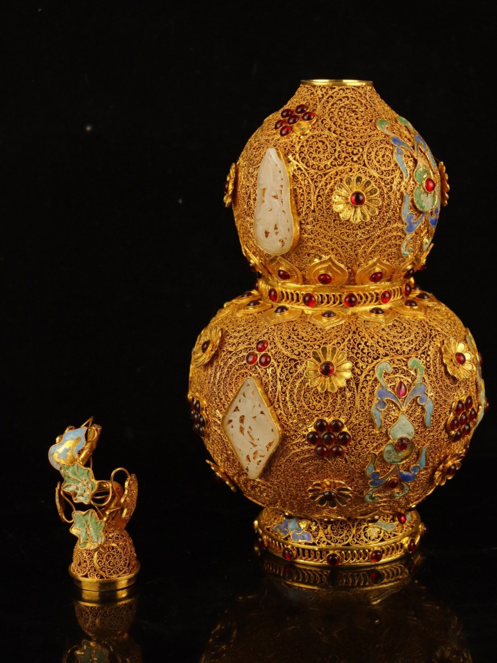 A Huge Filigree and Gilding Inlaid White Jade Flower Pattern Gourd-Shaped Vase,Inlaid Gems: A Huge Filigree and Gilding Inlaid White Jade Flower Pattern Gourd-Shaped Vase,Inlaid Gems,Qing Dynasty, China,Qianlong Four-character Mark,Size:7.1inx15.7in,Weight:884g 