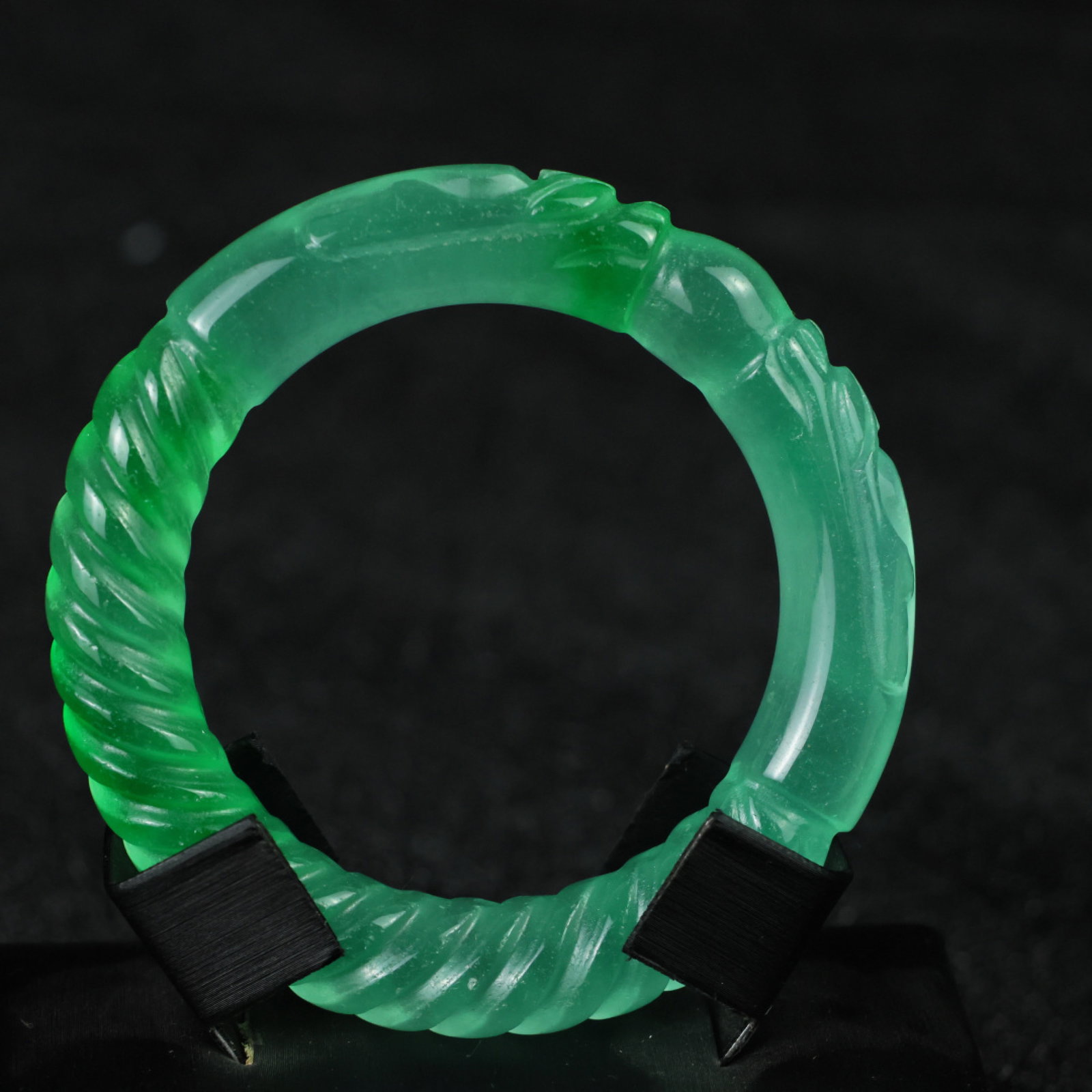 An Exquisite Jadeite Dragon-head Bracelets: An Exquisite Jadeite Dragon-head Bracelets，Size:55mmx14mm 翡翠龙首手镯