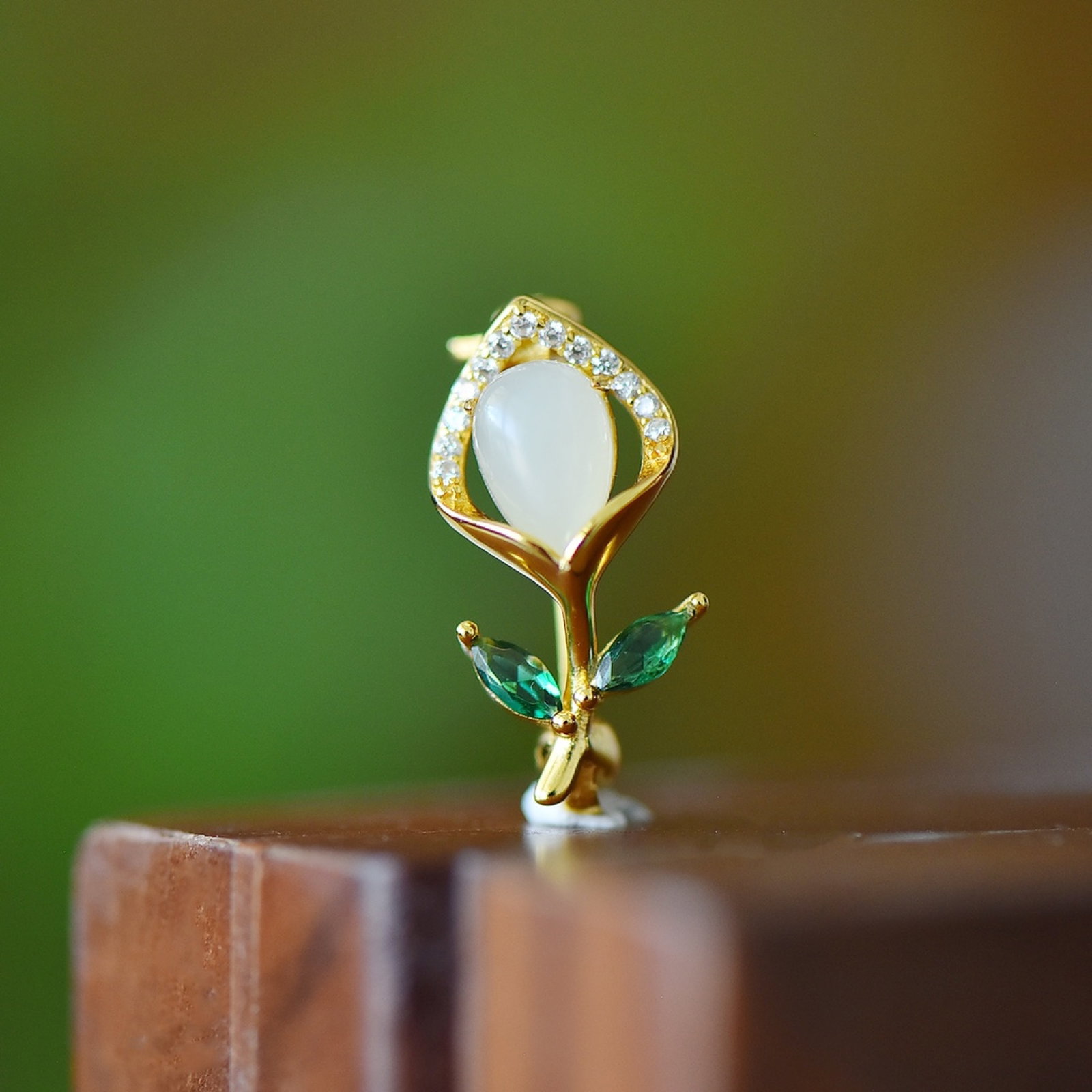An Exquisite Sterling Silver-Gold Plated Inlaid White Jade Pendant: An Exquisite Sterling Silver-Gold Plated Inlaid White Jade Pendant, 纯银镀金镶白玉吊坠