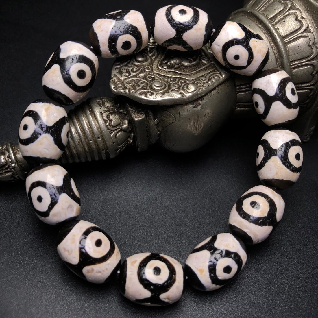 An Exquisite Three Eyes Dzi Bead Bracelets (1 of 9)