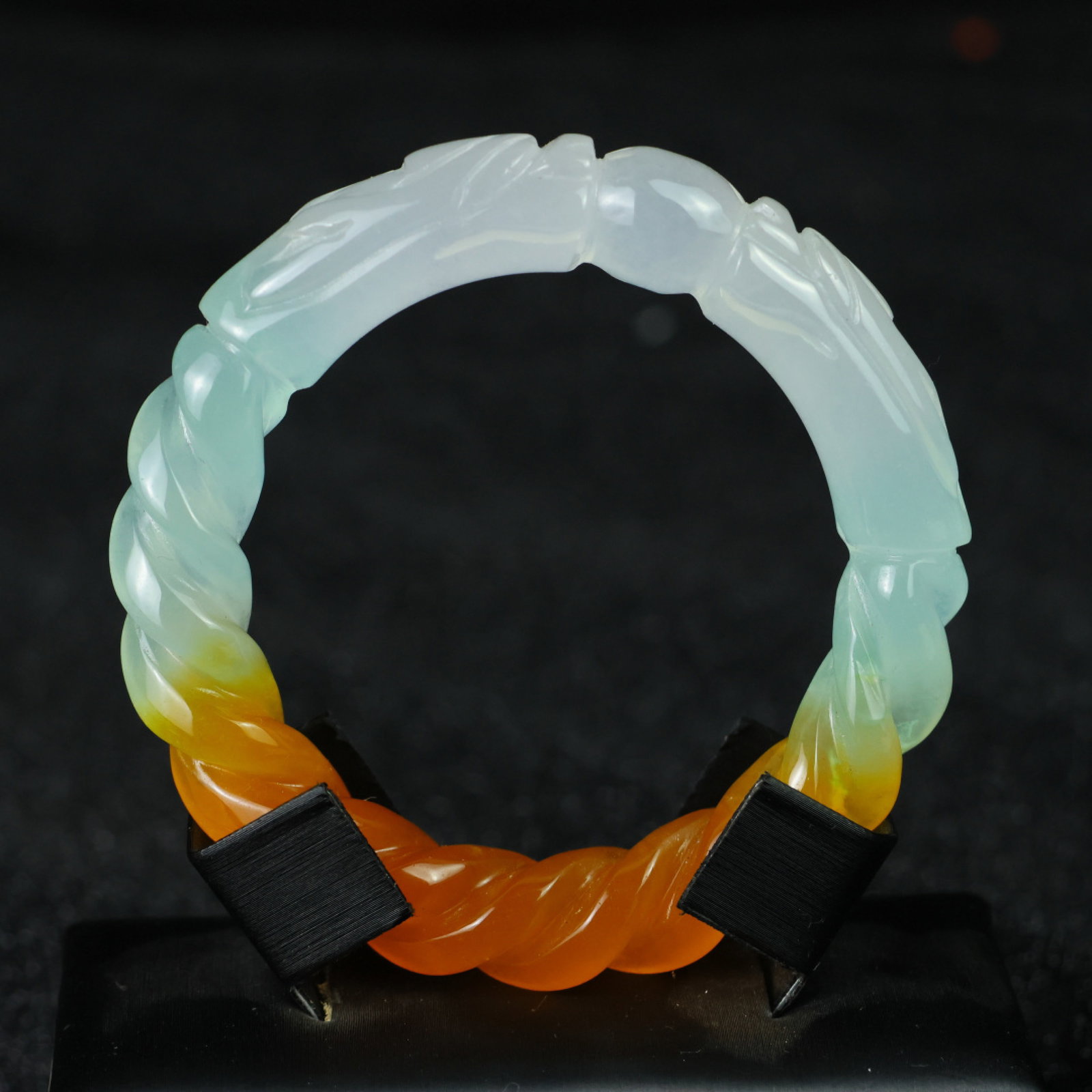 An Exquisite Jadeite Dragon-head Bracelets: An Exquisite Jadeite Dragon-head Bracelets，Size:58mmx14mm 翡翠龙首手镯